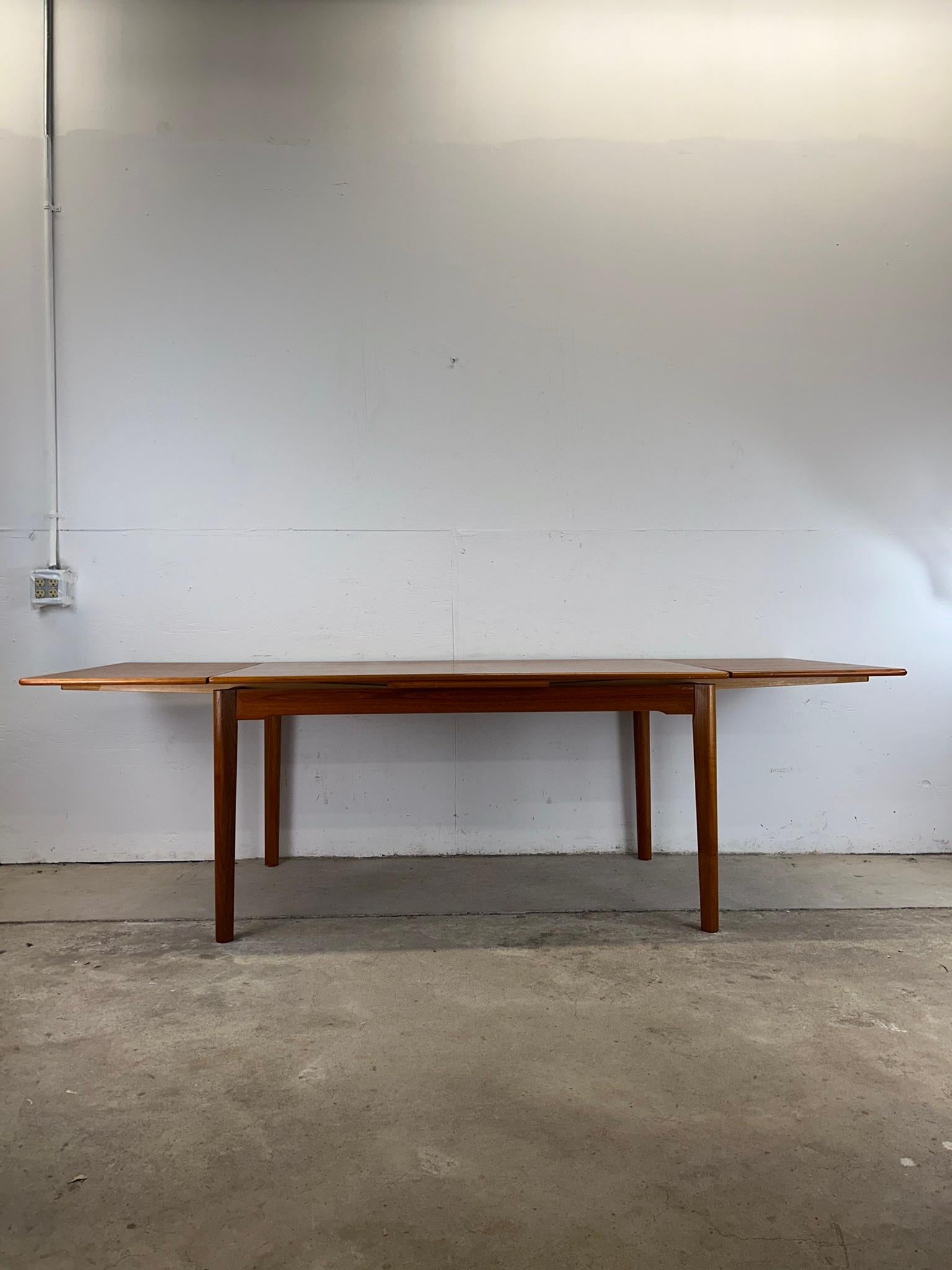 Table de salle à manger moderne danoise en teck à tiroir en vente 2