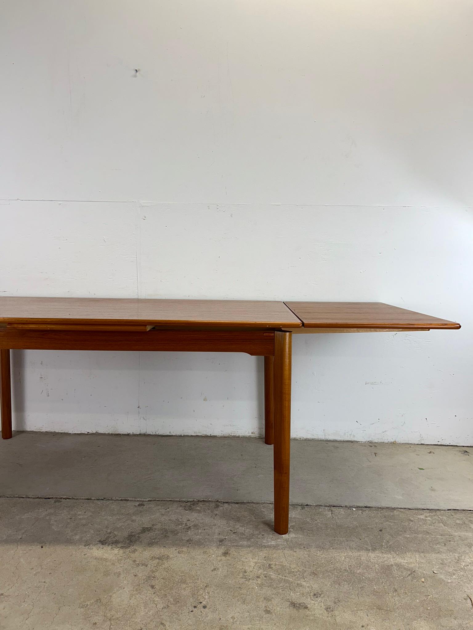 Table de salle à manger moderne danoise en teck à tiroir en vente 4