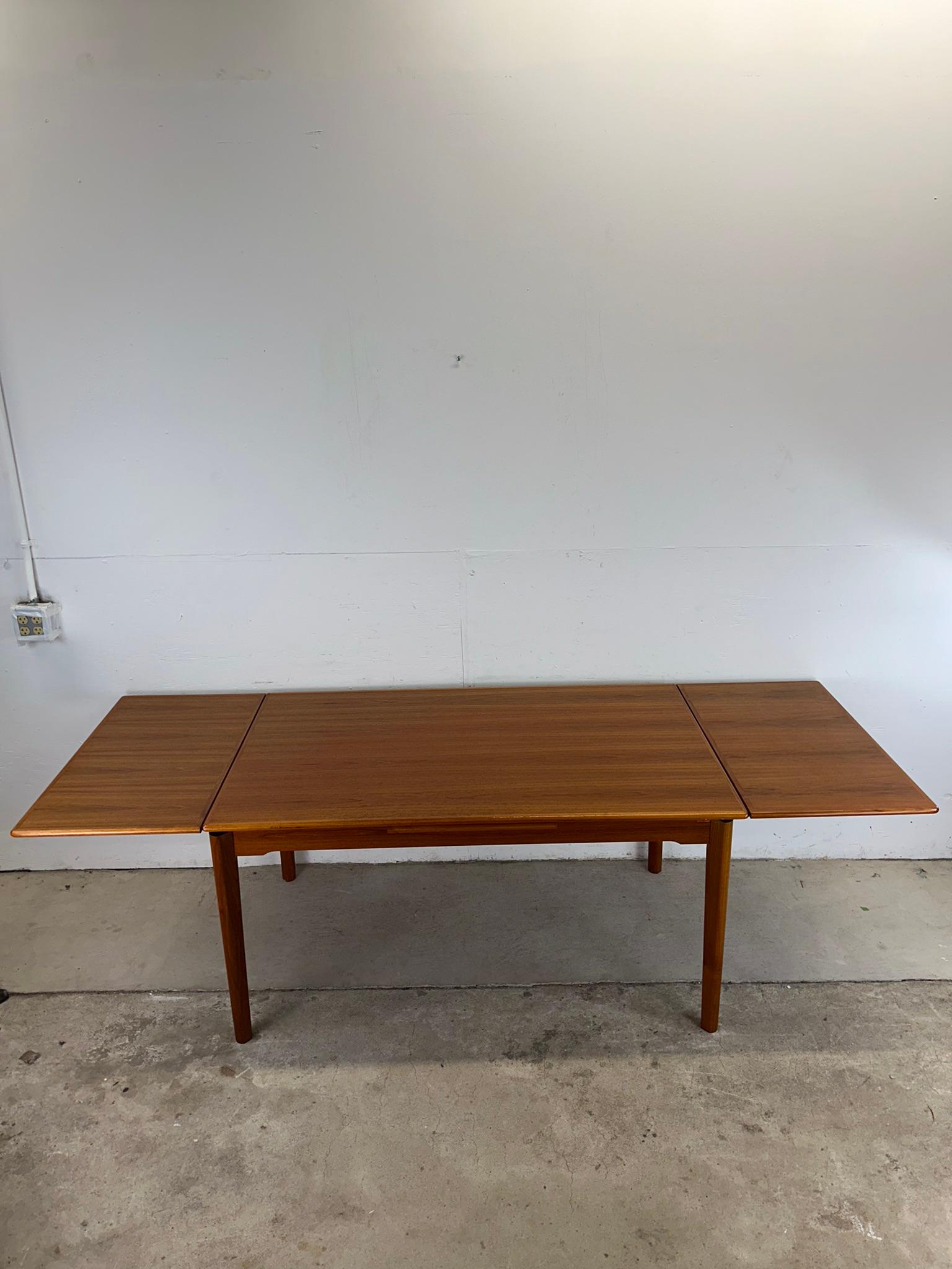 Table de salle à manger moderne danoise en teck à tiroir en vente 5