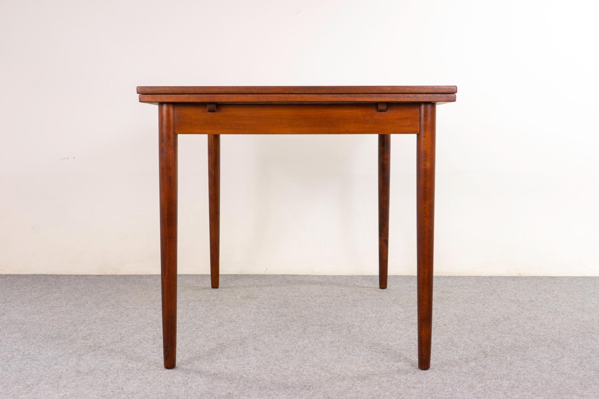 Tavolo da pranzo danese moderno in teak con ante a cassetto 6