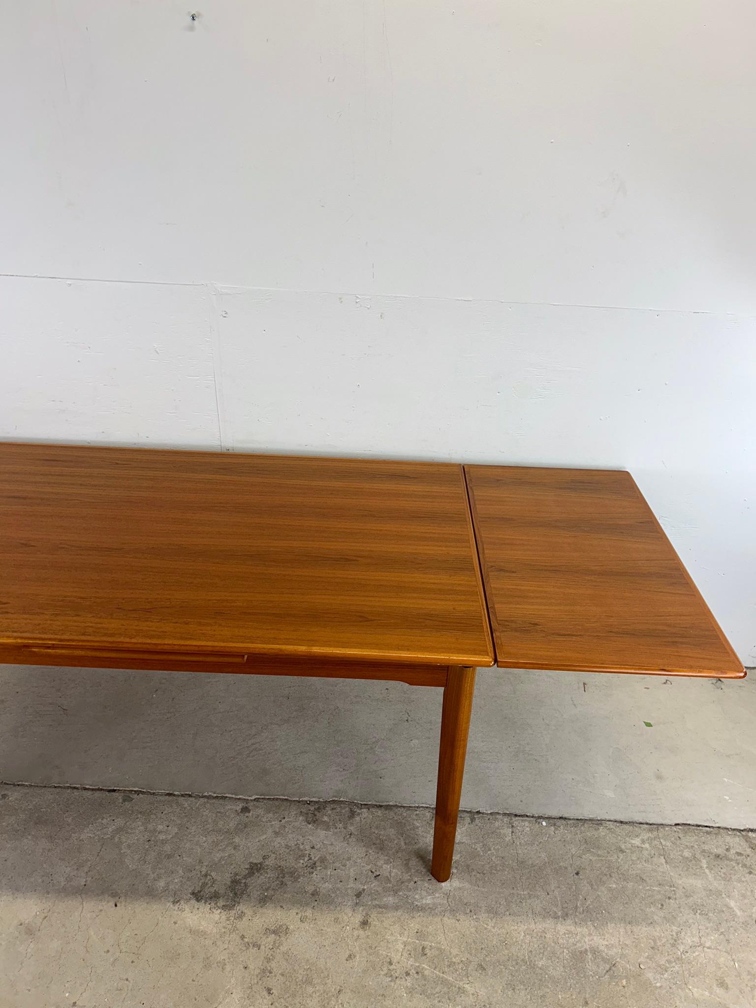 Table de salle à manger moderne danoise en teck à tiroir en vente 7