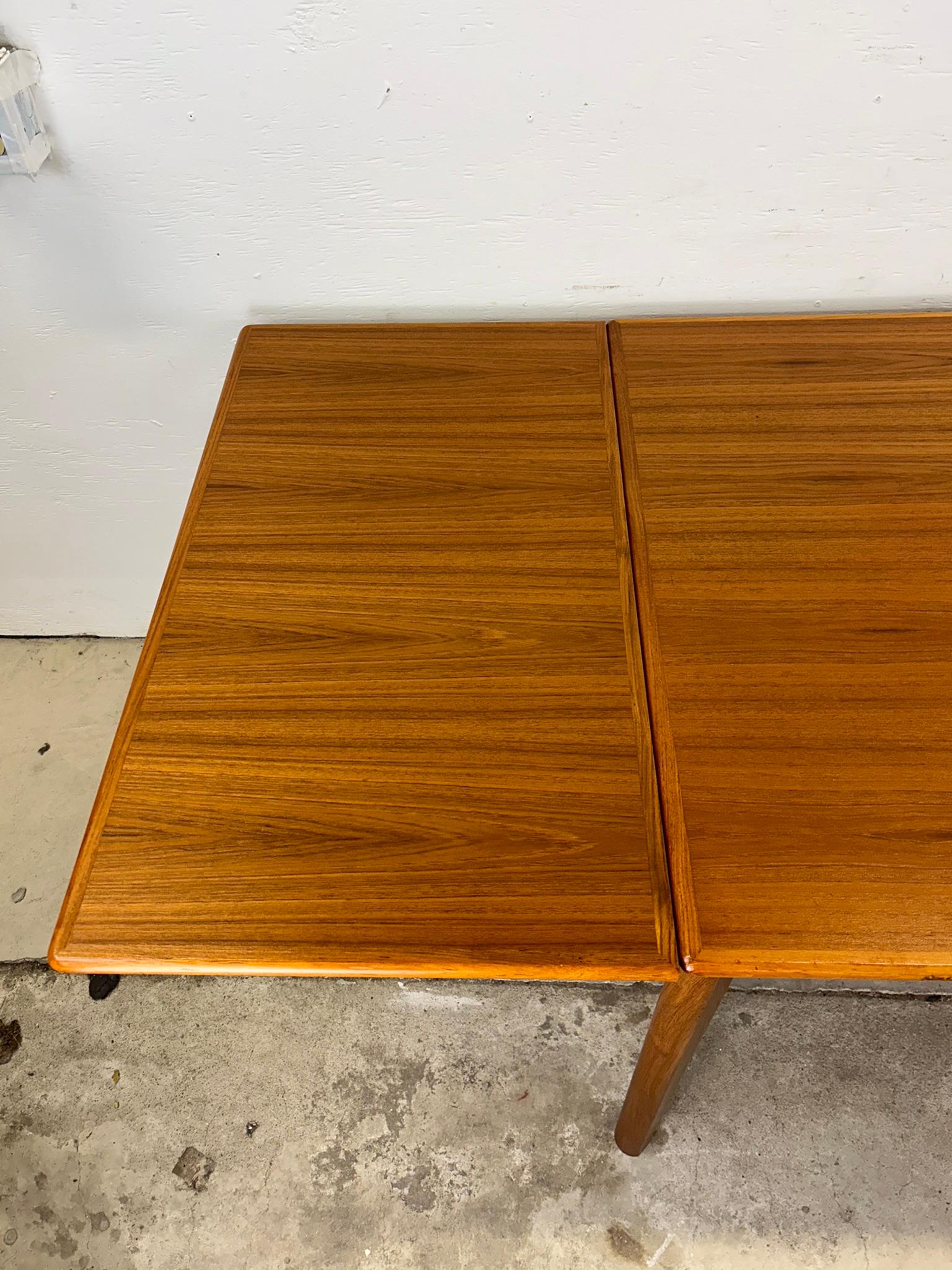 Table de salle à manger moderne danoise en teck à tiroir en vente 8