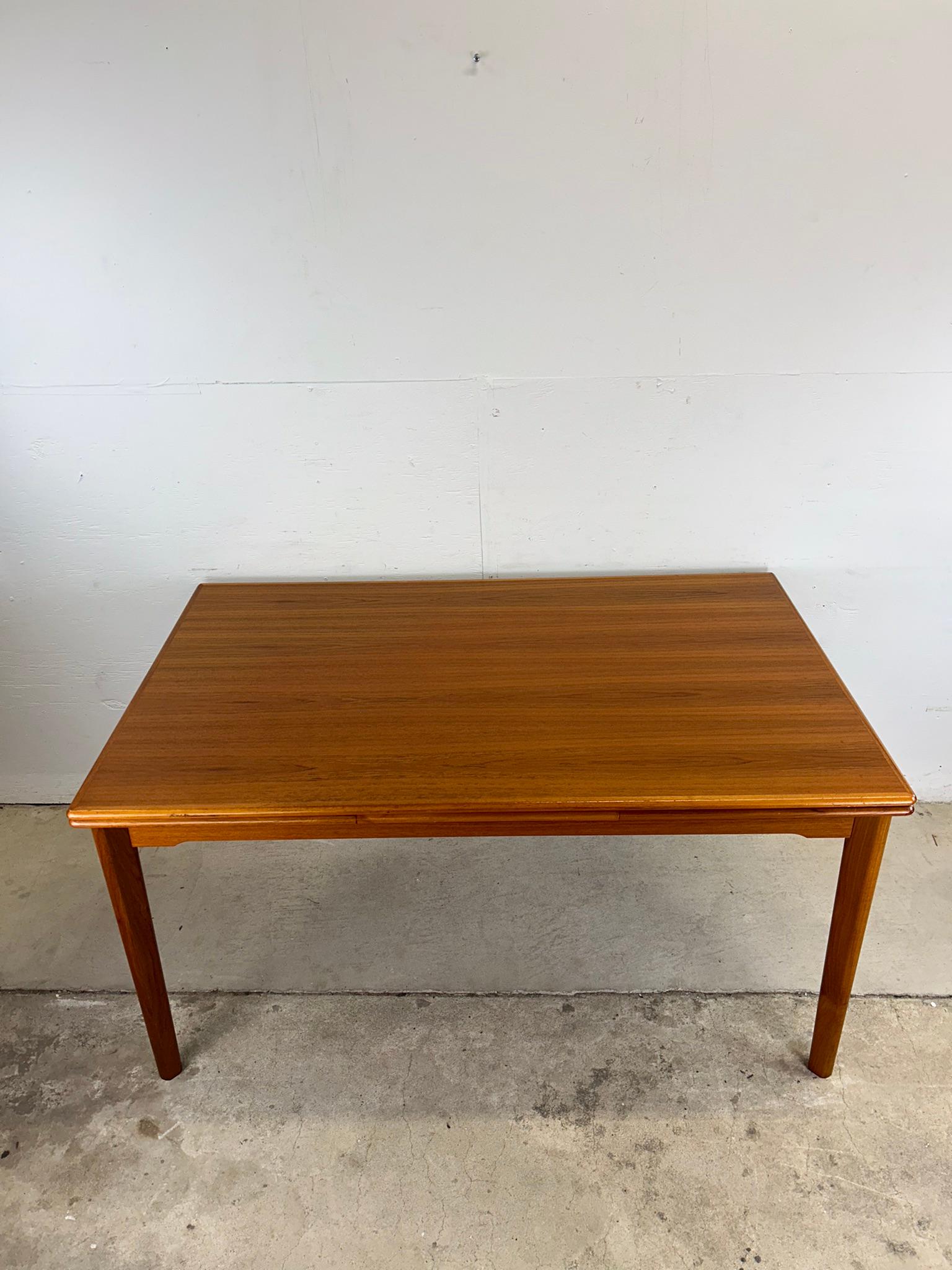Cette table de salle à manger moderne danoise se caractérise par une construction en bois pressé, un placage en teck avec une finition originale, deux feuilles de tirage et de grands pieds fuselés.

Dimensions : 57w 35.75d 29.25h

Notes sur l'état :