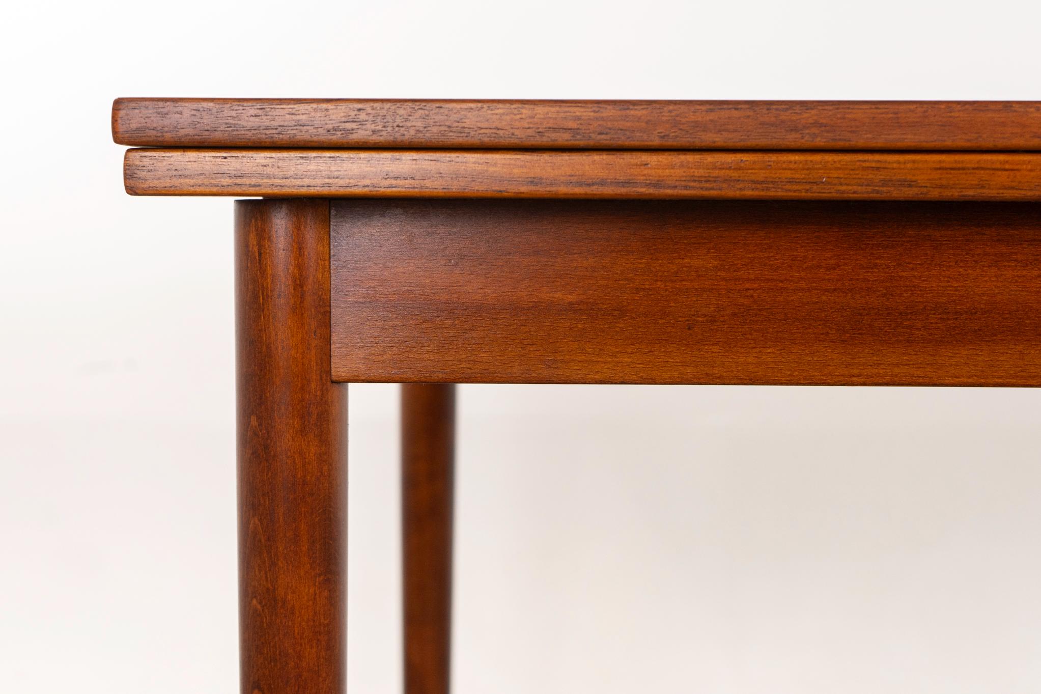Scandinavo moderno Tavolo da pranzo danese moderno in teak con ante a cassetto