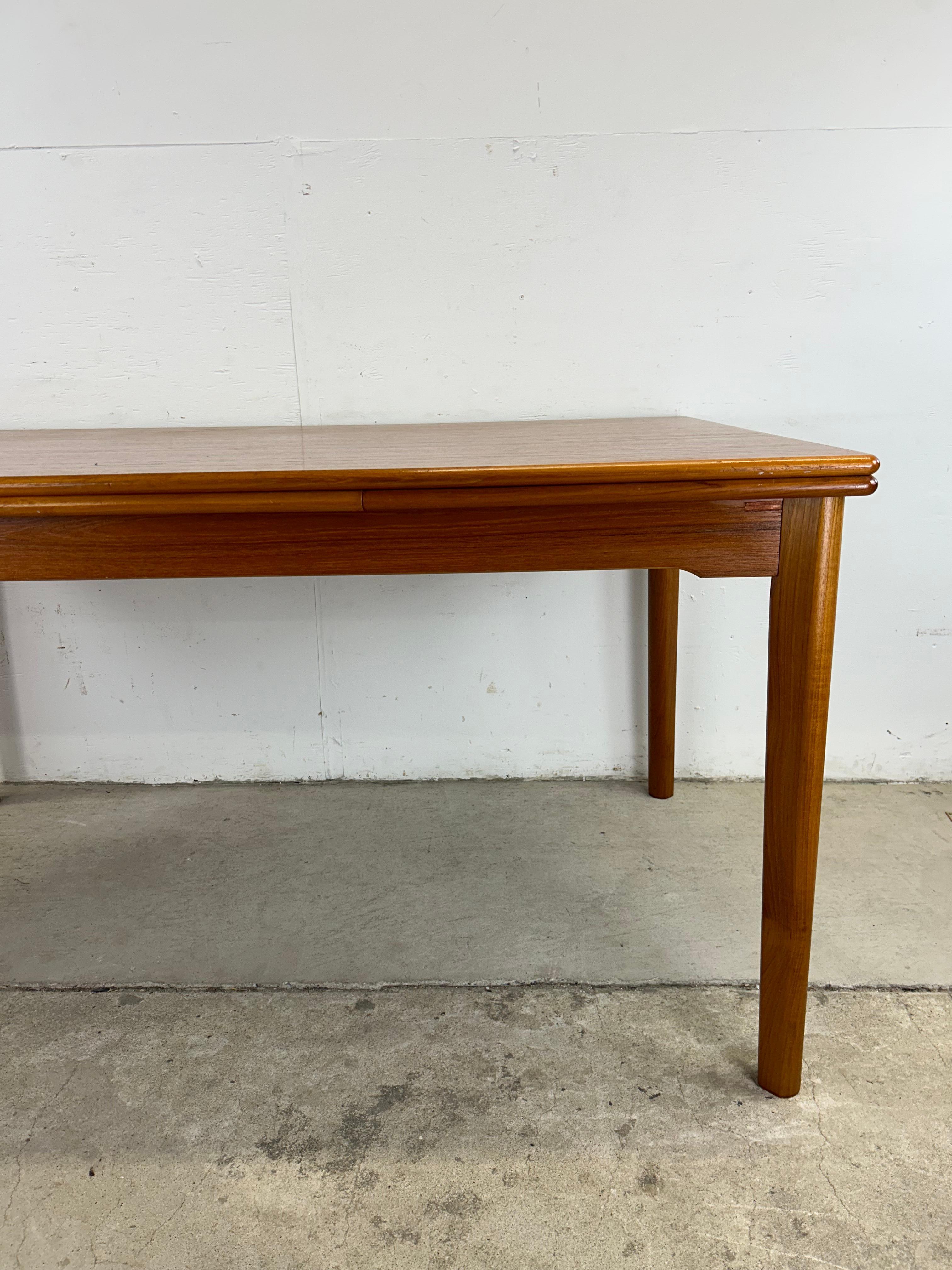 Scandinave moderne Table de salle à manger moderne danoise en teck à tiroir en vente