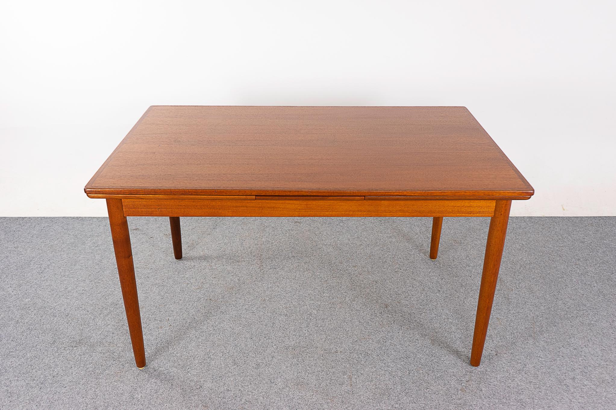 Danish Modern Teak Draw Leaf Dining Table In Good Condition In VANCOUVER, CA