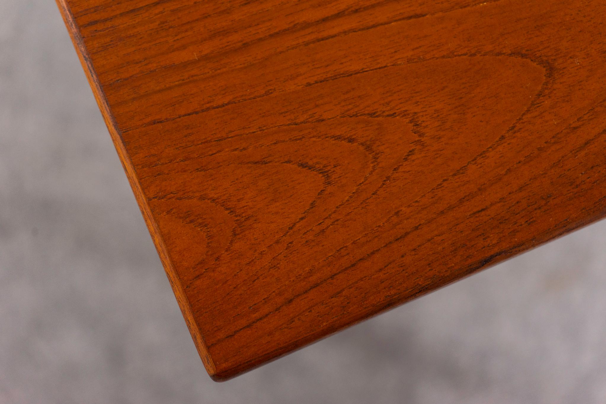 Impiallacciato Tavolo da pranzo danese moderno in teak con ante a cassetto