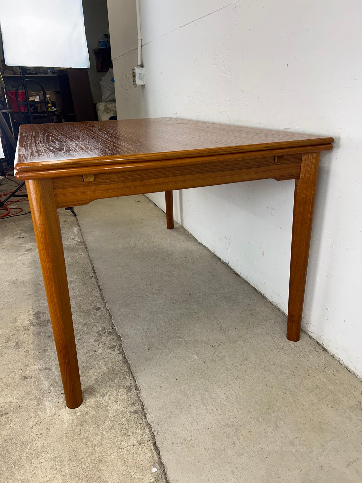 Placage Table de salle à manger moderne danoise en teck à tiroir en vente
