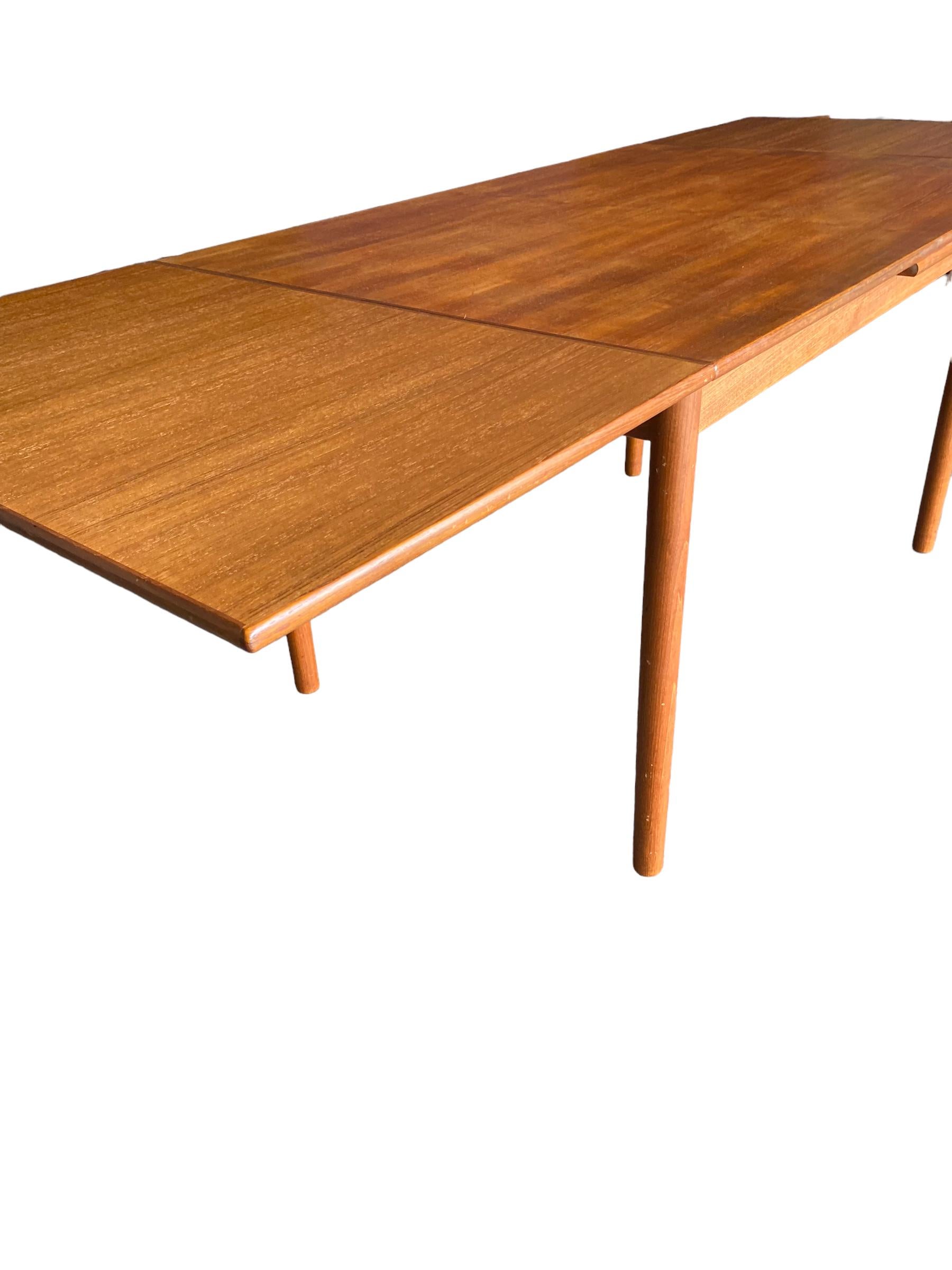 Danois Table de salle à manger moderne danoise en teck à tiroir en vente