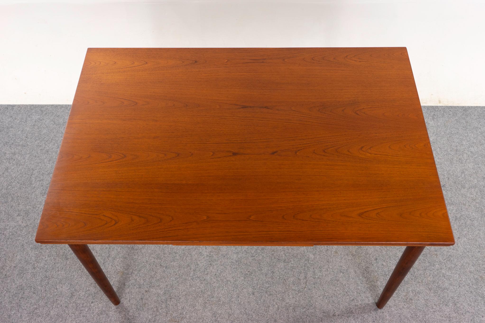 Tavolo da pranzo danese moderno in teak con ante a cassetto In condizioni buone a VANCOUVER, CA
