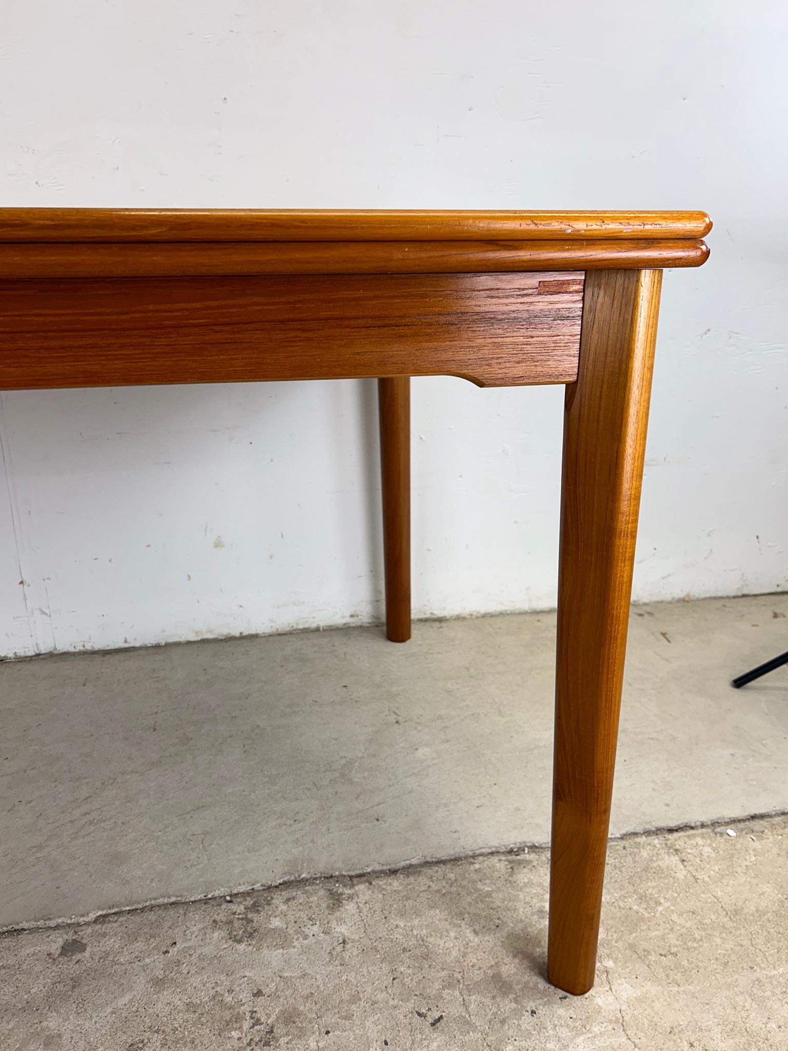 Table de salle à manger moderne danoise en teck à tiroir Bon état - En vente à Freehold, NJ