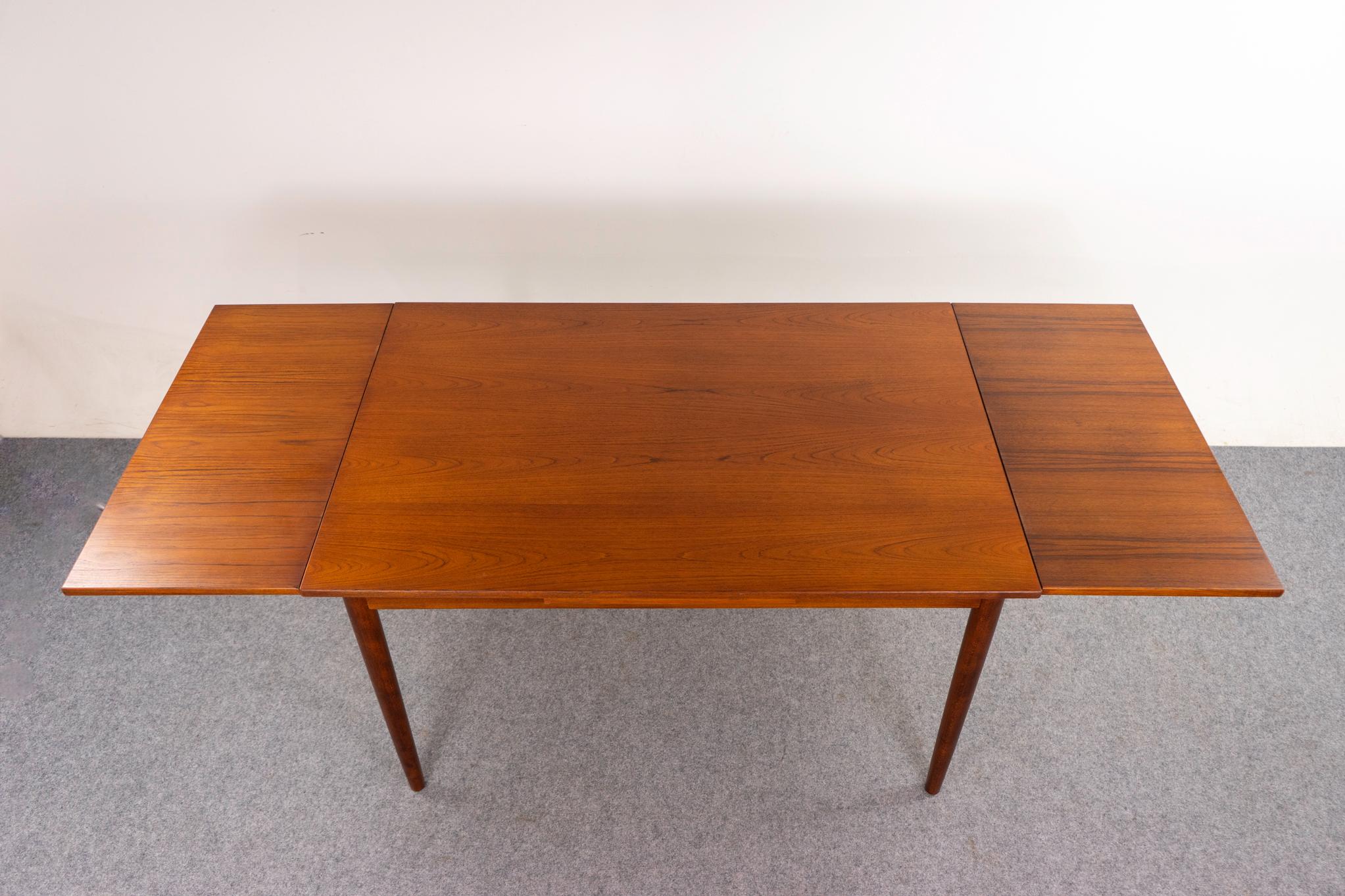 Metà XX secolo Tavolo da pranzo danese moderno in teak con ante a cassetto