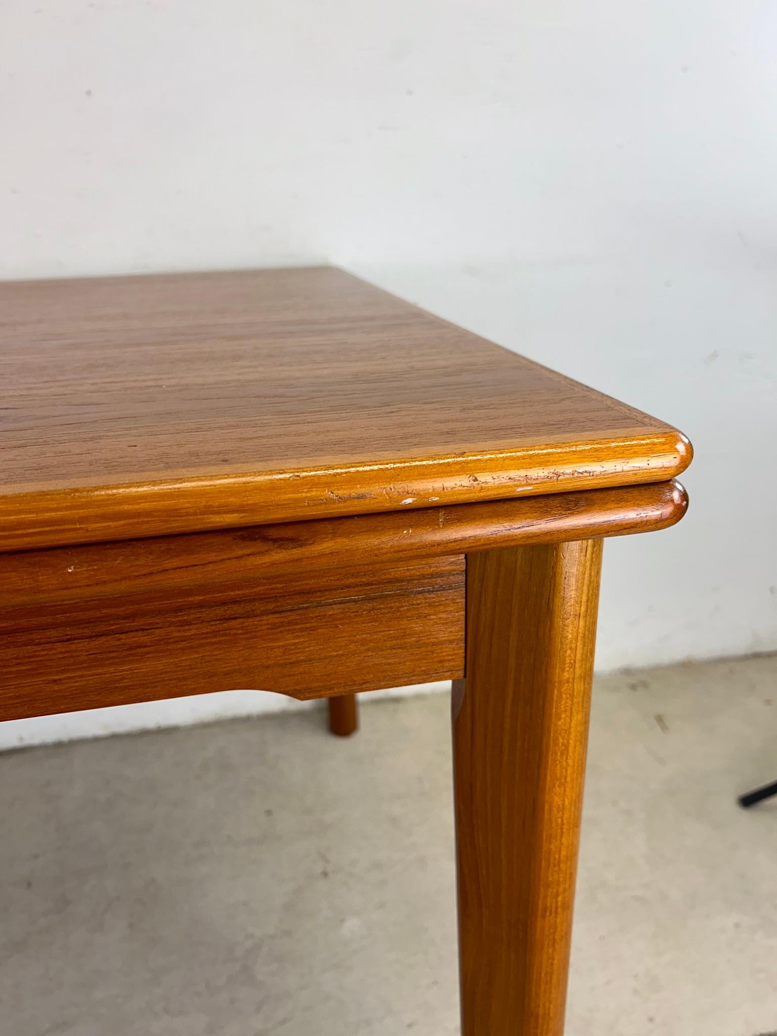 20ième siècle Table de salle à manger moderne danoise en teck à tiroir en vente