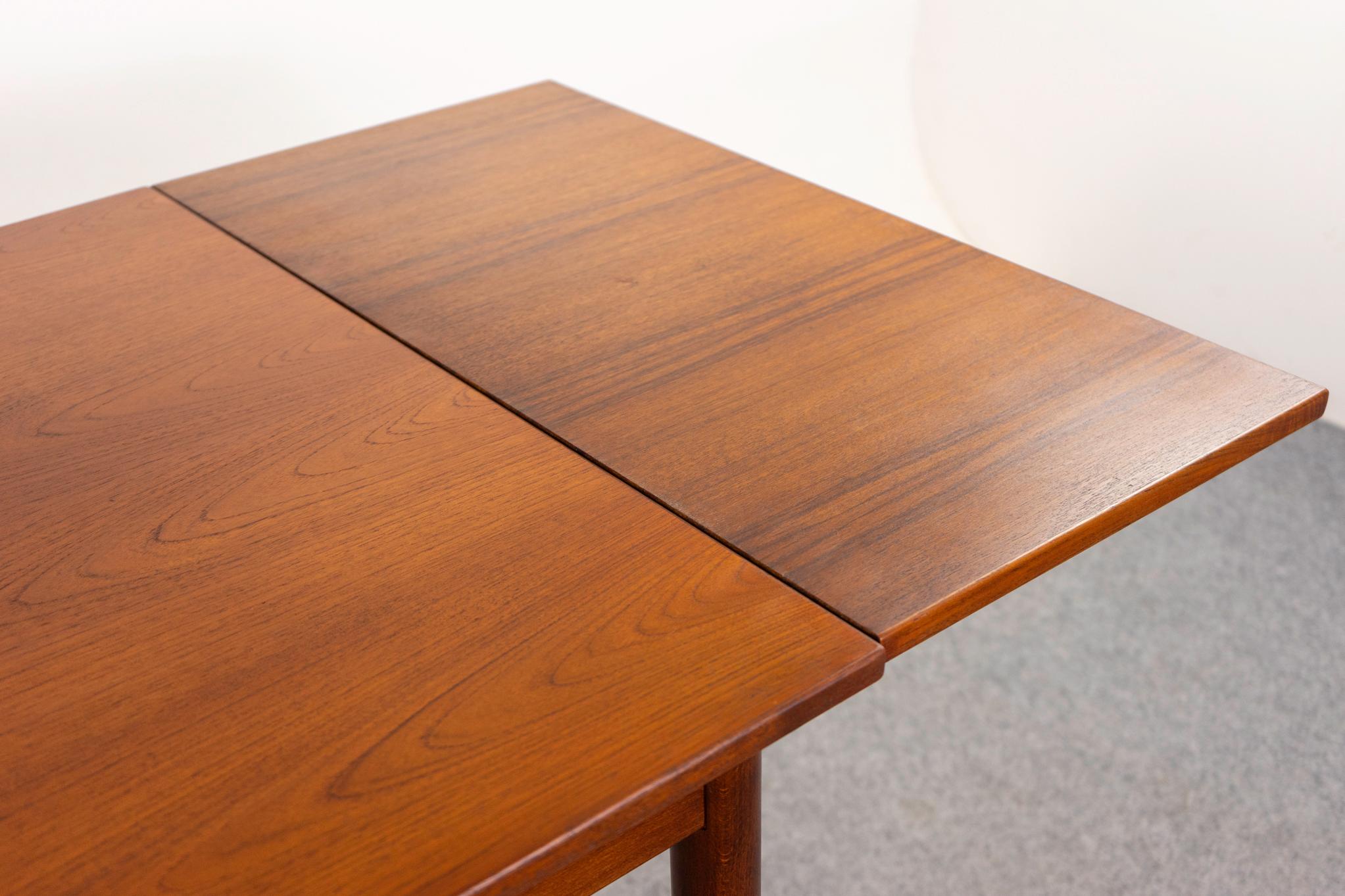 Teak Tavolo da pranzo danese moderno in teak con ante a cassetto