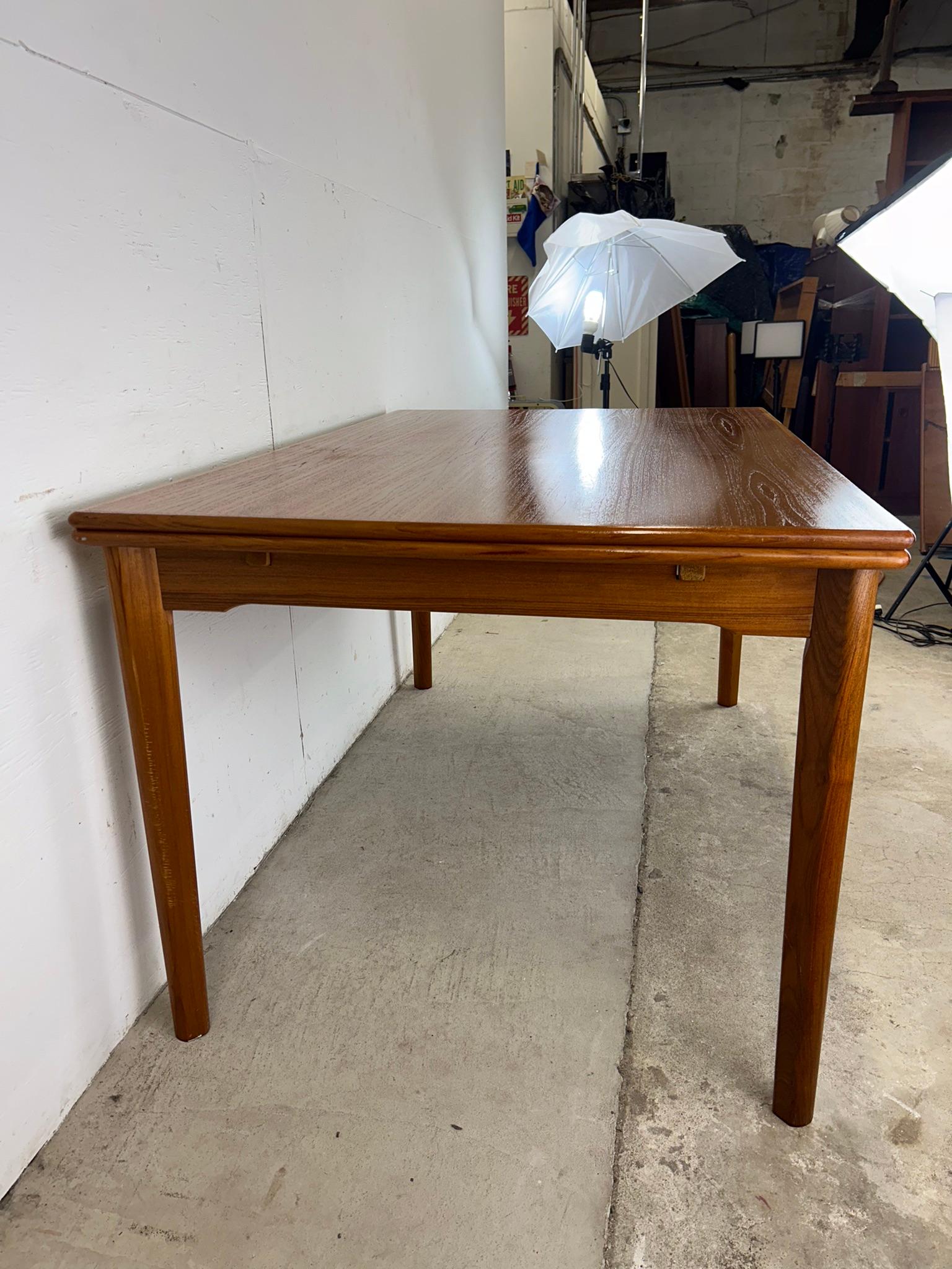 Table de salle à manger moderne danoise en teck à tiroir en vente 1