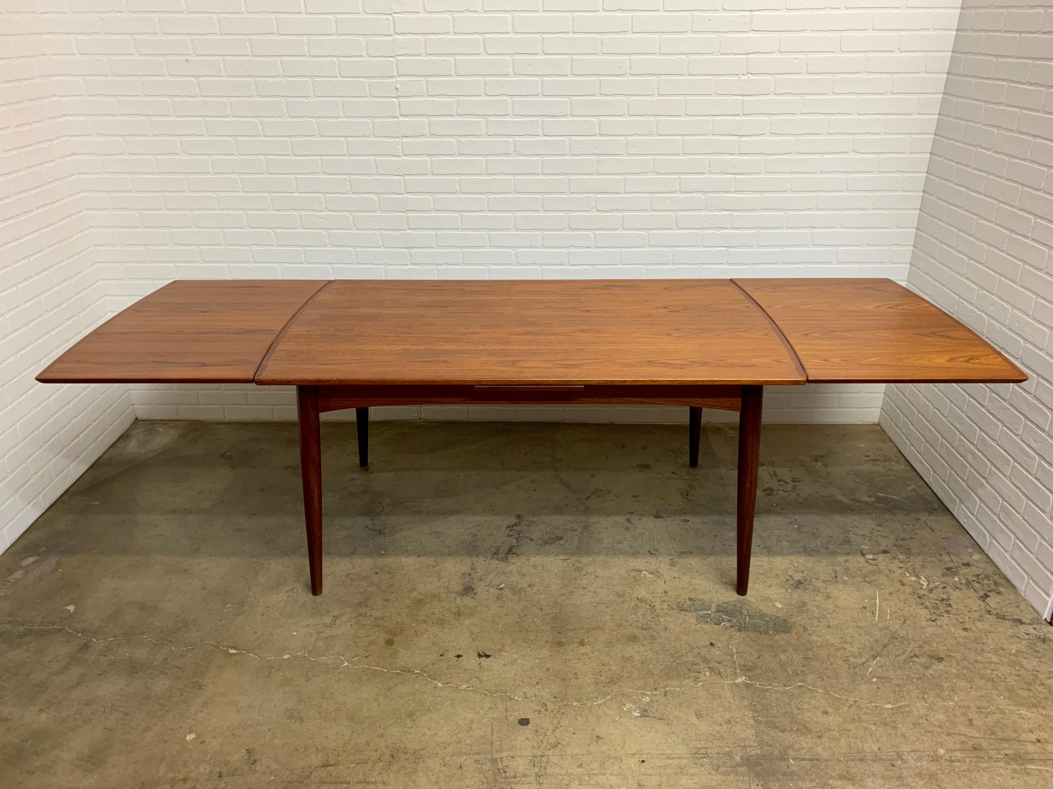 1960s Danish teak dining table with expandable leaves for a total length of 101.5