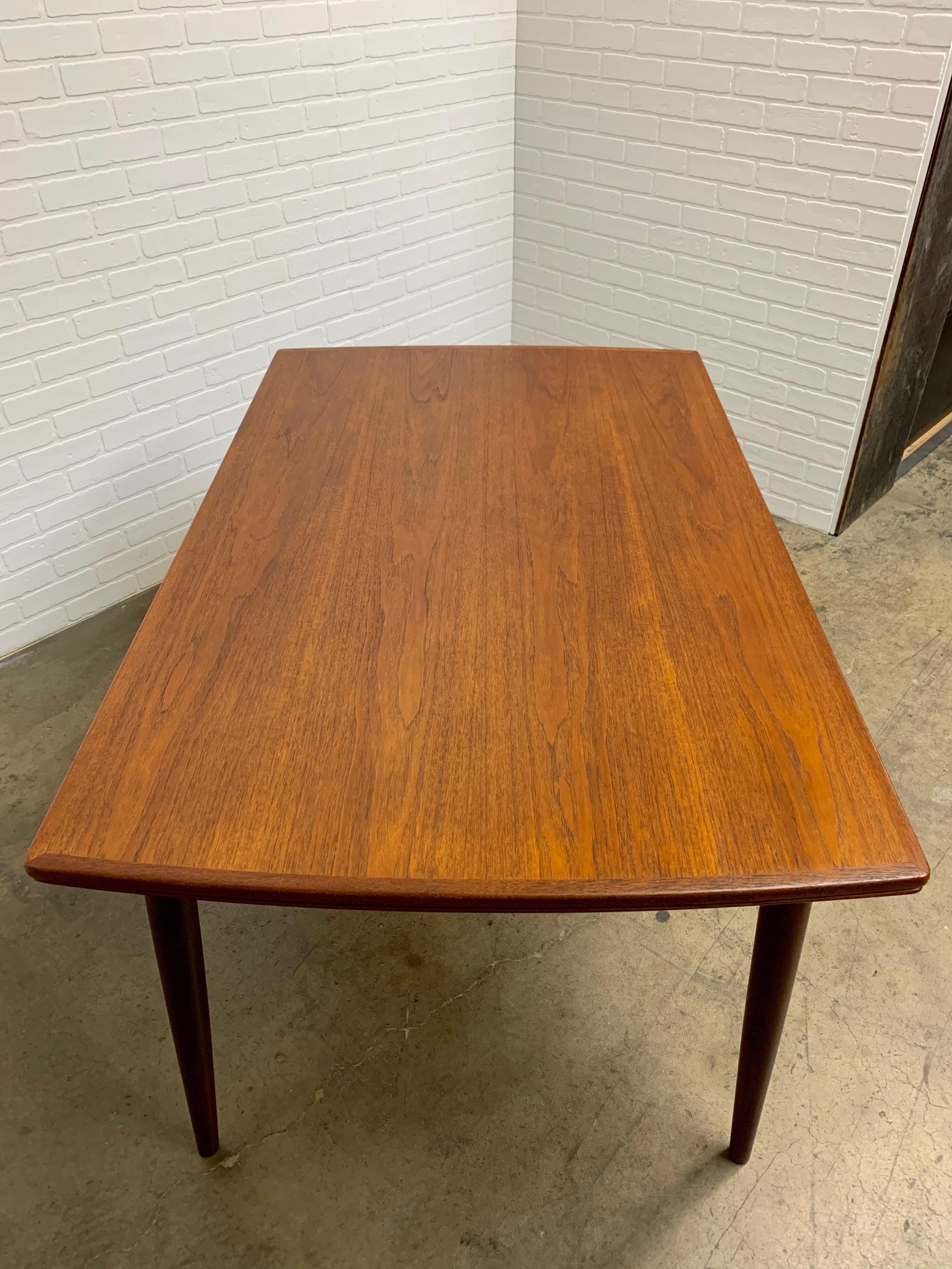 Danish Modern Teak Draw-Leaf Table In Good Condition In Denton, TX