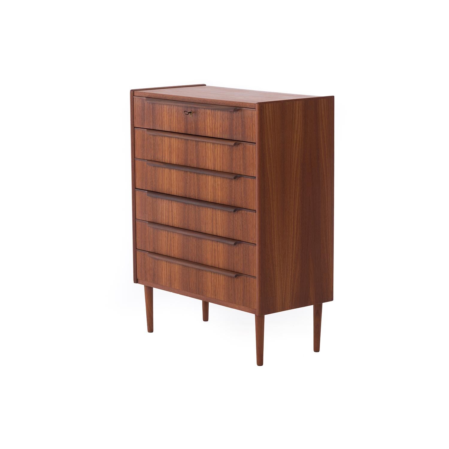 Danish Modern Teak Drawer Chest with Elongated Pulls In Excellent Condition In Minneapolis, MN