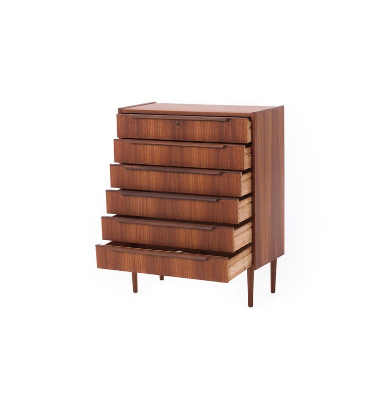 Danish Modern Teak Drawer Chest with Elongated Pulls For Sale at 1stdibs