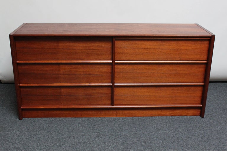 Danish dresser manufactured by Jesper (ca. 1960s, Denmark). Composed of six sizable drawers equipped with elongated pulls which enhance its sleek, minimal design. High quality production with dovetailed drawers and solid wood beneath the teak