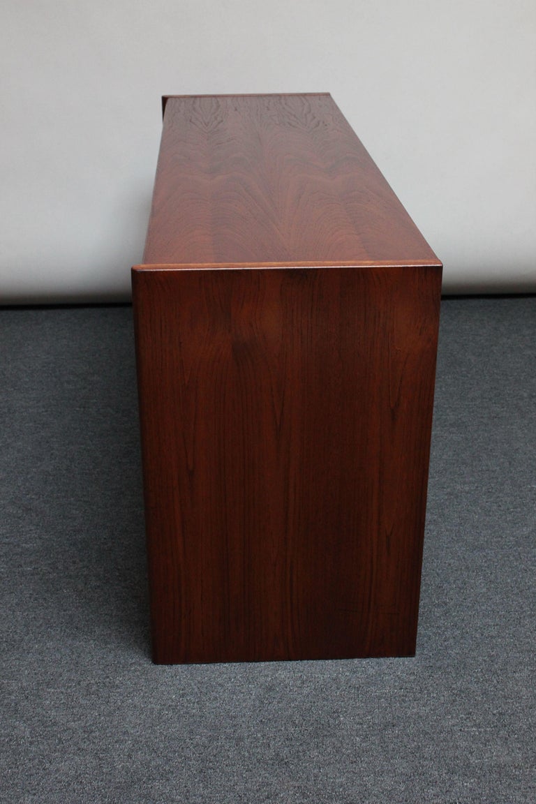 Danish Modern Teak Dresser / Chest of Drawers by Jesper In Good Condition For Sale In Brooklyn, NY