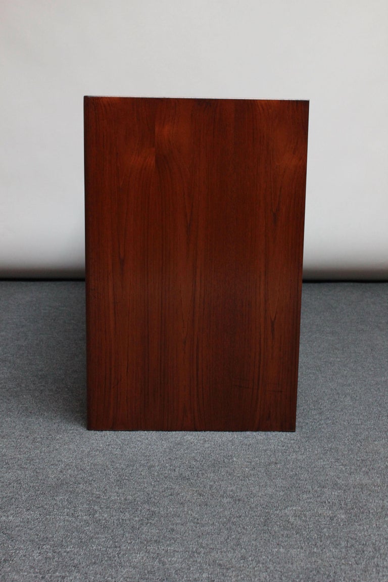 Mid-20th Century Danish Modern Teak Dresser / Chest of Drawers by Jesper For Sale