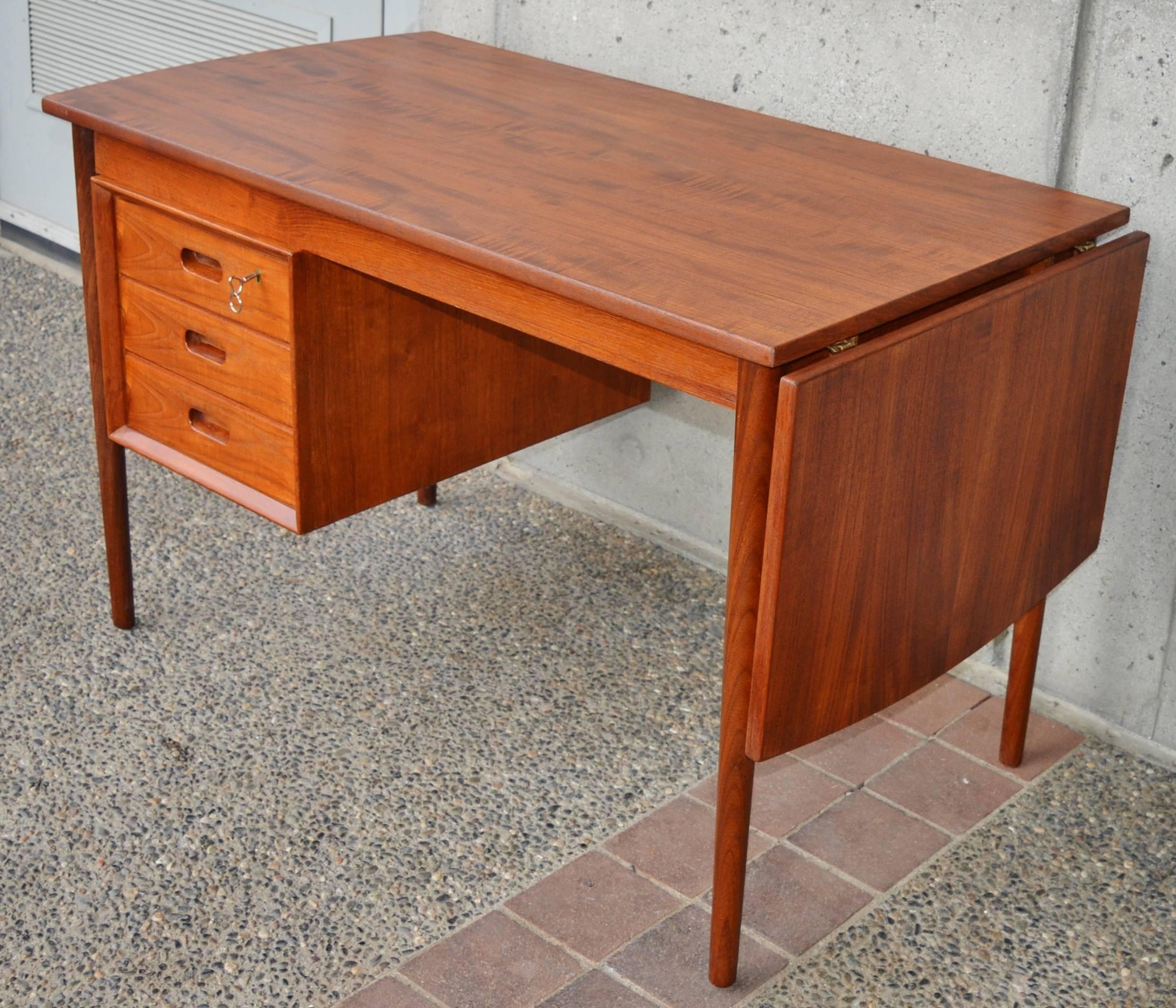 Danish Modern Teak Drop-Leaf Desk by EW Bach for Oddense Maskinsnedkeri In Excellent Condition In New Westminster, British Columbia