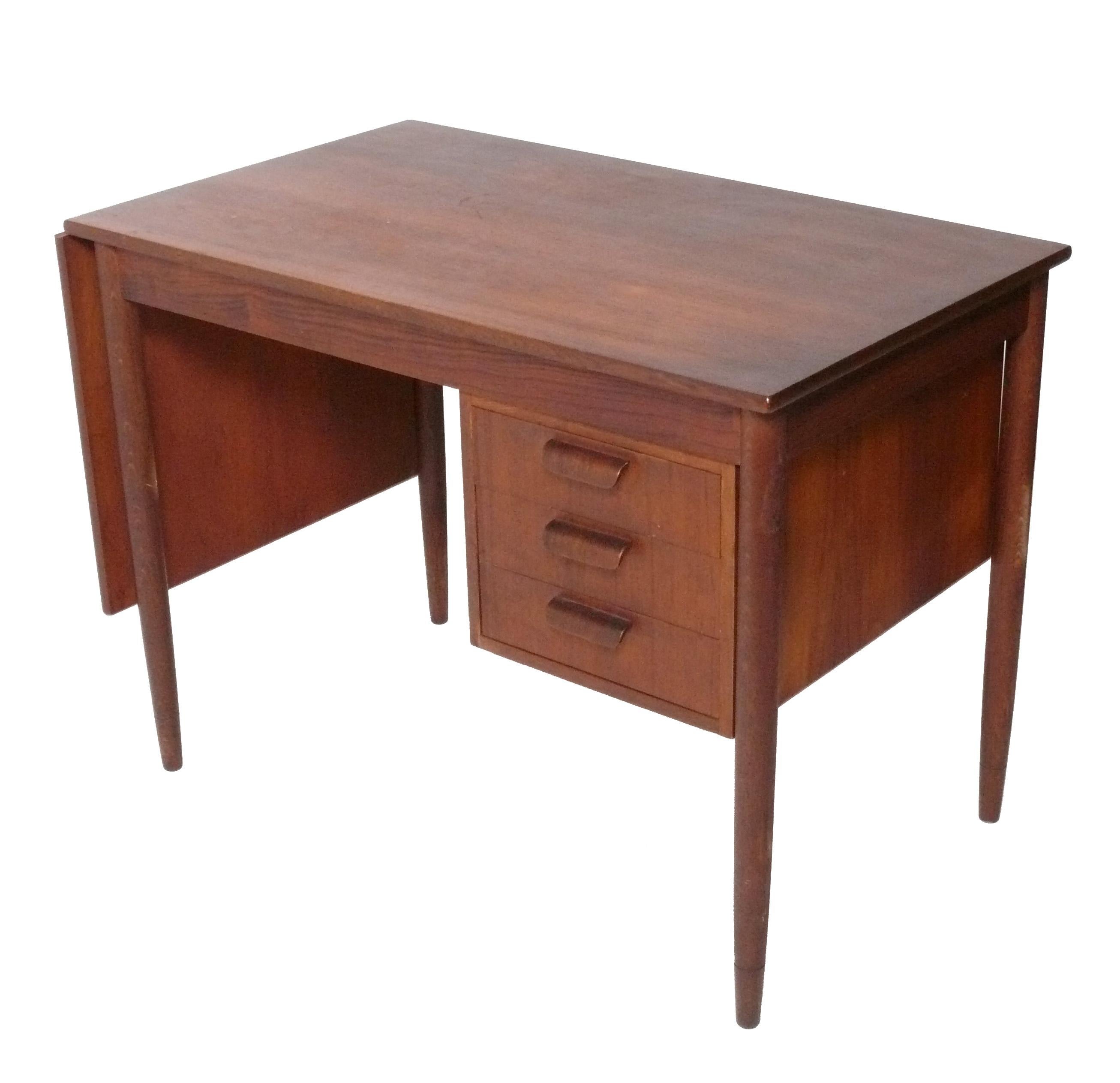 Escritorio moderno danés de teca de diseño ingenioso con cajón deslizante Moderno de mediados de siglo en venta