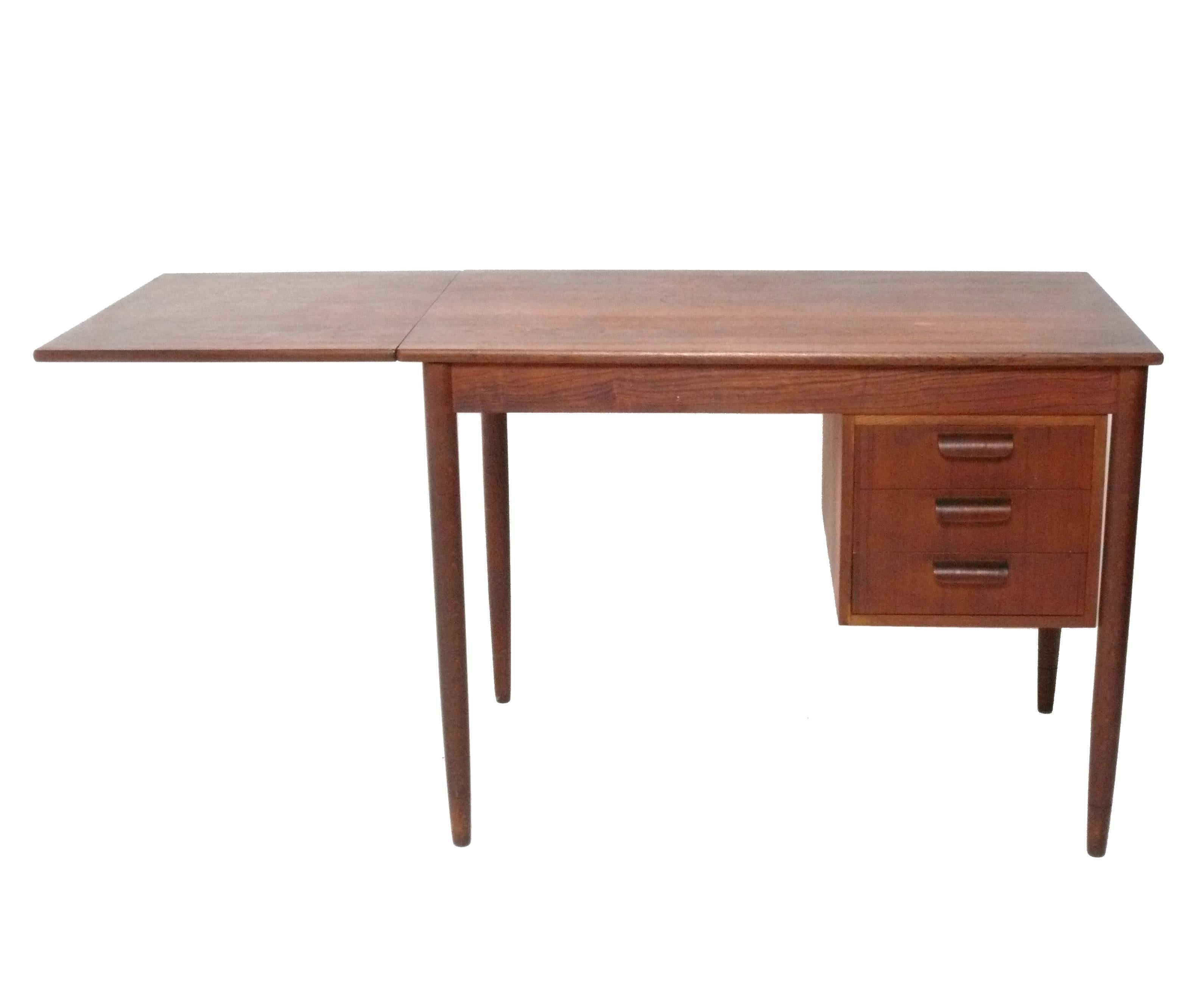 Escritorio moderno danés de teca de diseño ingenioso con cajón deslizante mediados del siglo XX en venta