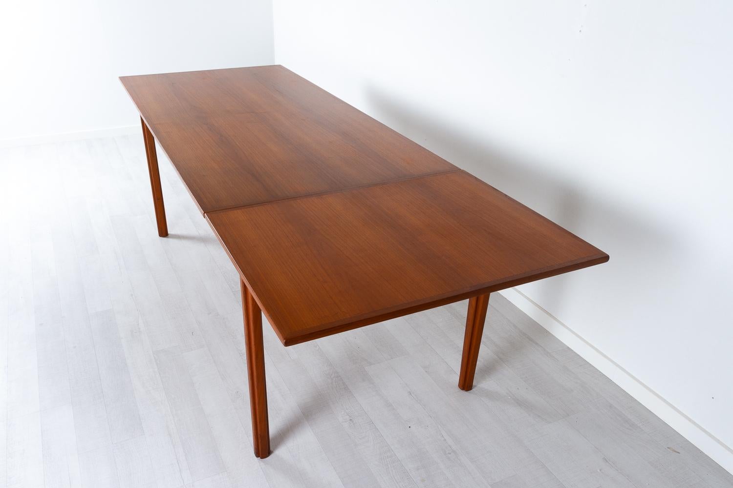 Danish Modern Teak Drop Leaf Dining Table, 1960s In Good Condition For Sale In Asaa, DK