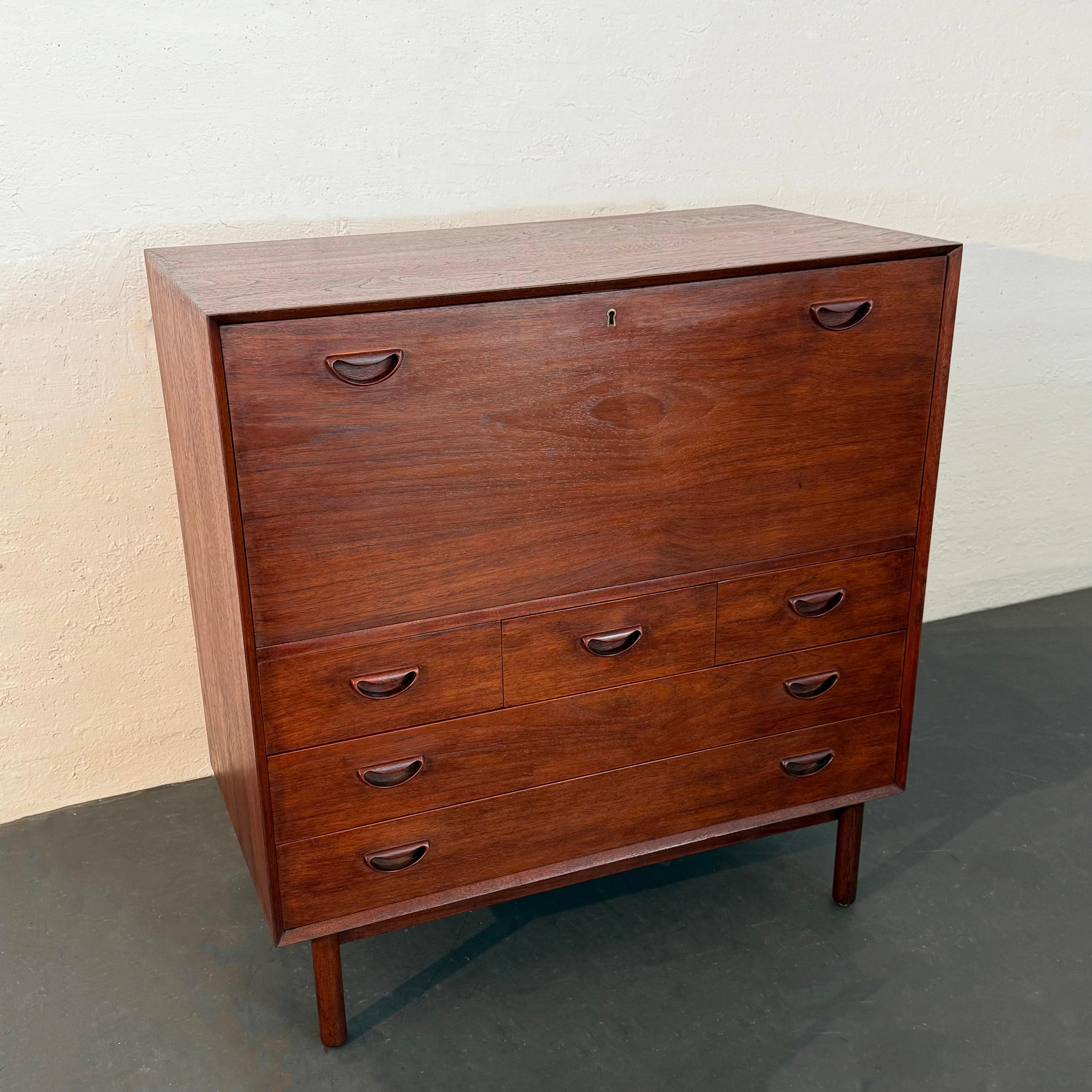 Danish Modern Teak Dry Bar Cabinet By Peter Hvidt And Orla Mølgaard-Nielsen For Sale 4
