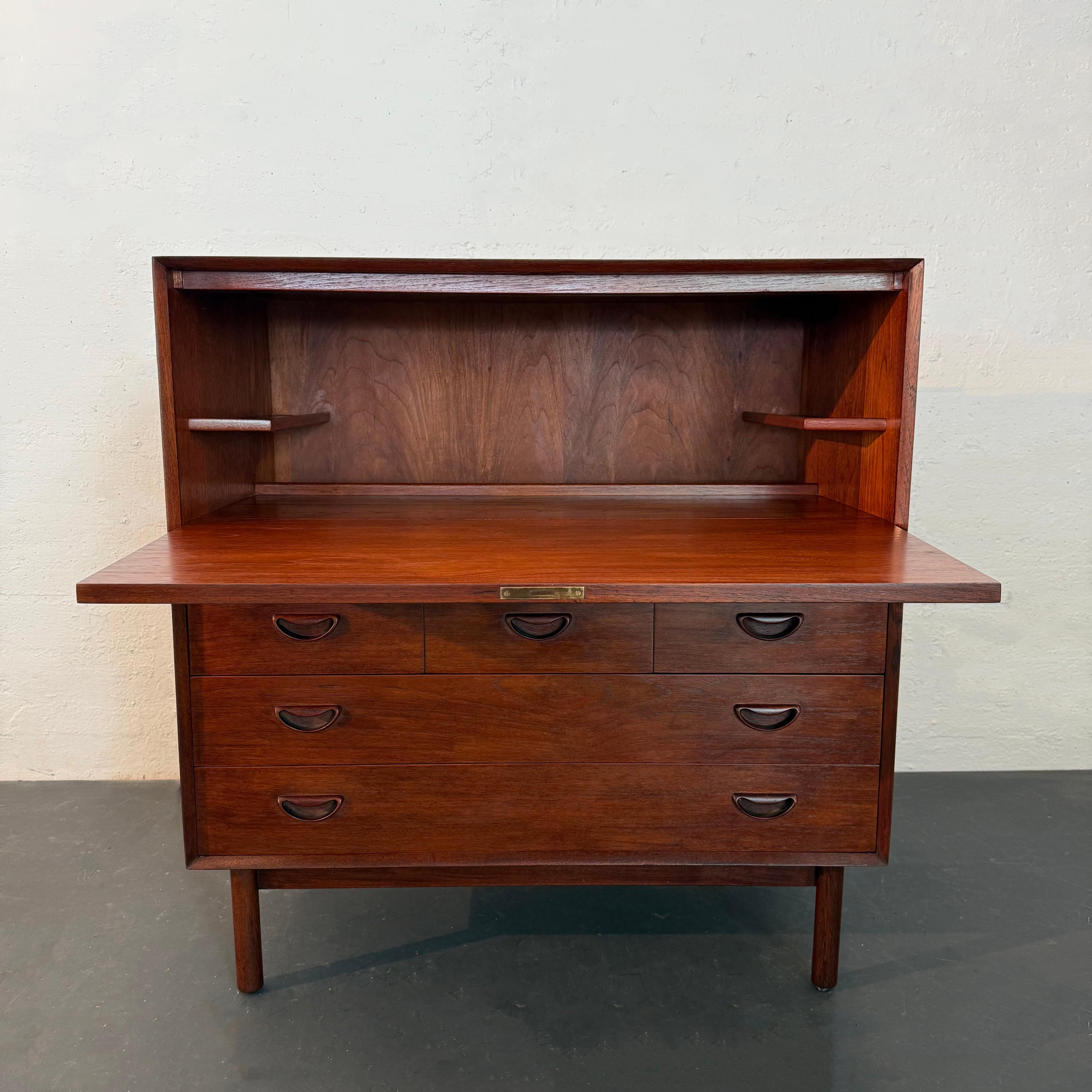 Danish Modern Teak Dry Bar Cabinet By Peter Hvidt And Orla Mølgaard-Nielsen In Good Condition For Sale In Brooklyn, NY