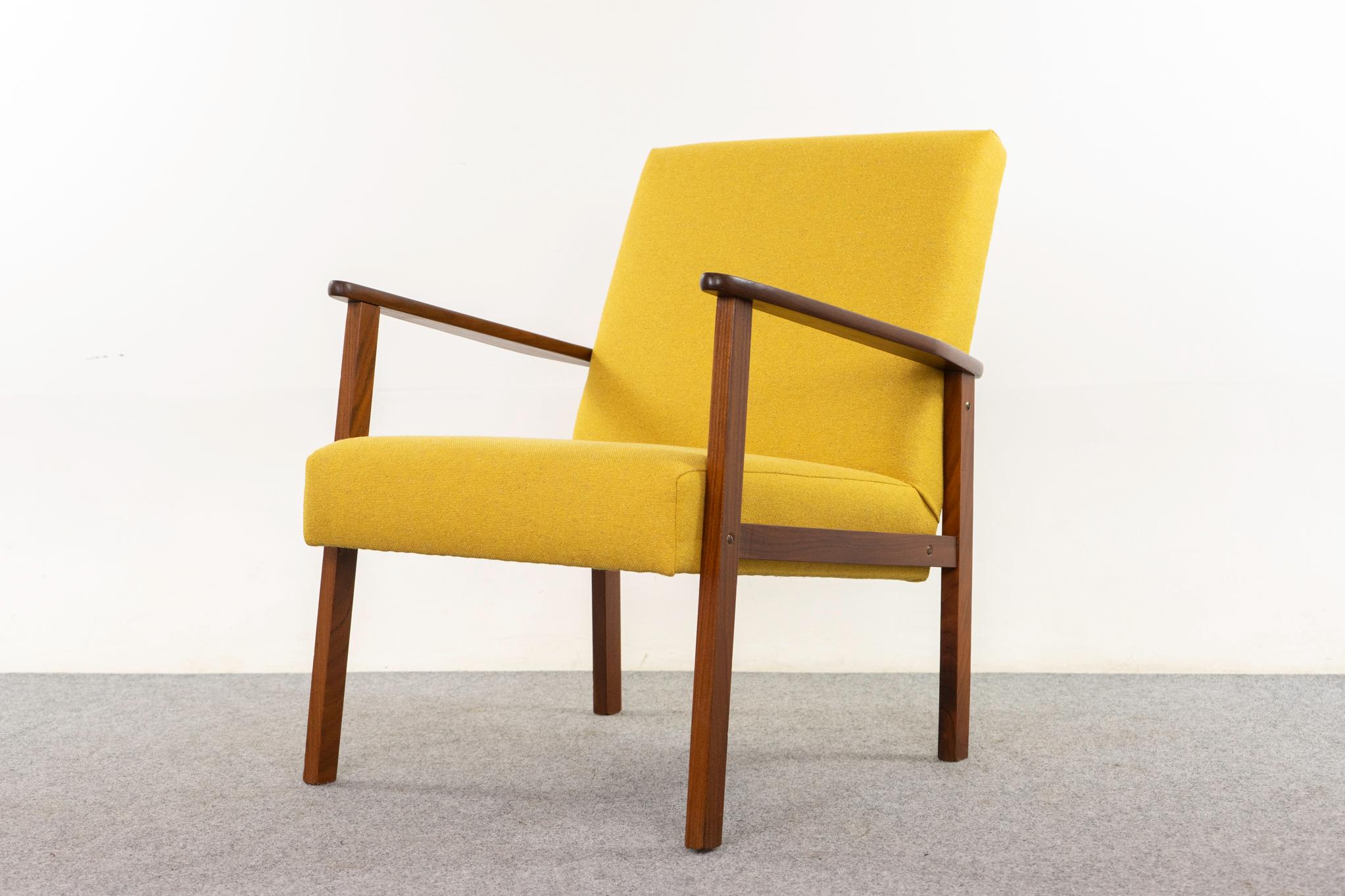 Sedia da salotto danese in teak, anni '60 circa. Telaio in afromosia dai toni ricchi, con un bel motivo di venature sui braccioli. Il nuovo rivestimento è realizzato in una miscela di qualità di pura lana e lino; il colore burroso e brillante
