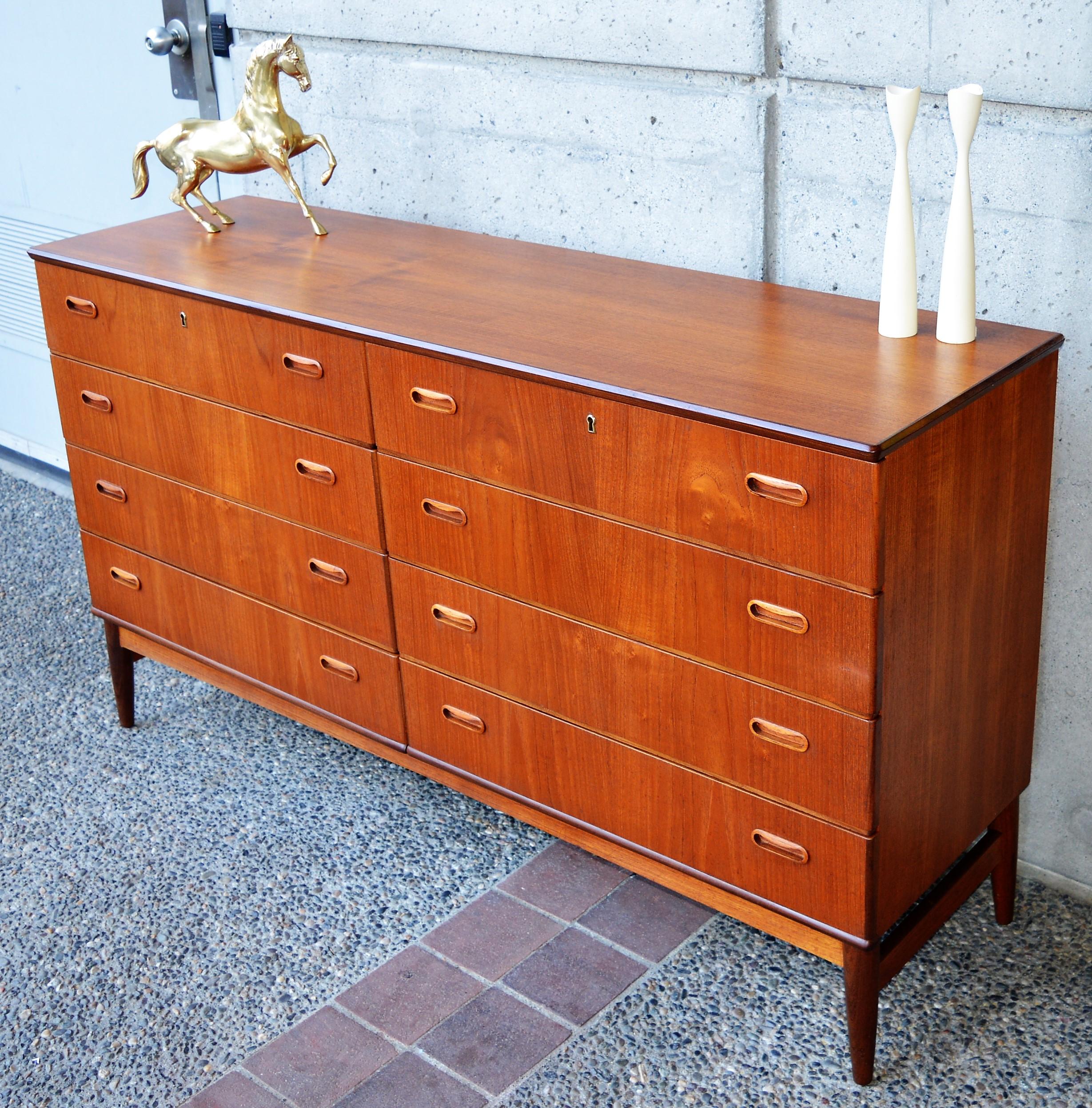 Scandinavian Danish Modern Teak Eight-Drawer Dresser, Continuous Grain, Two-Tone Detailing