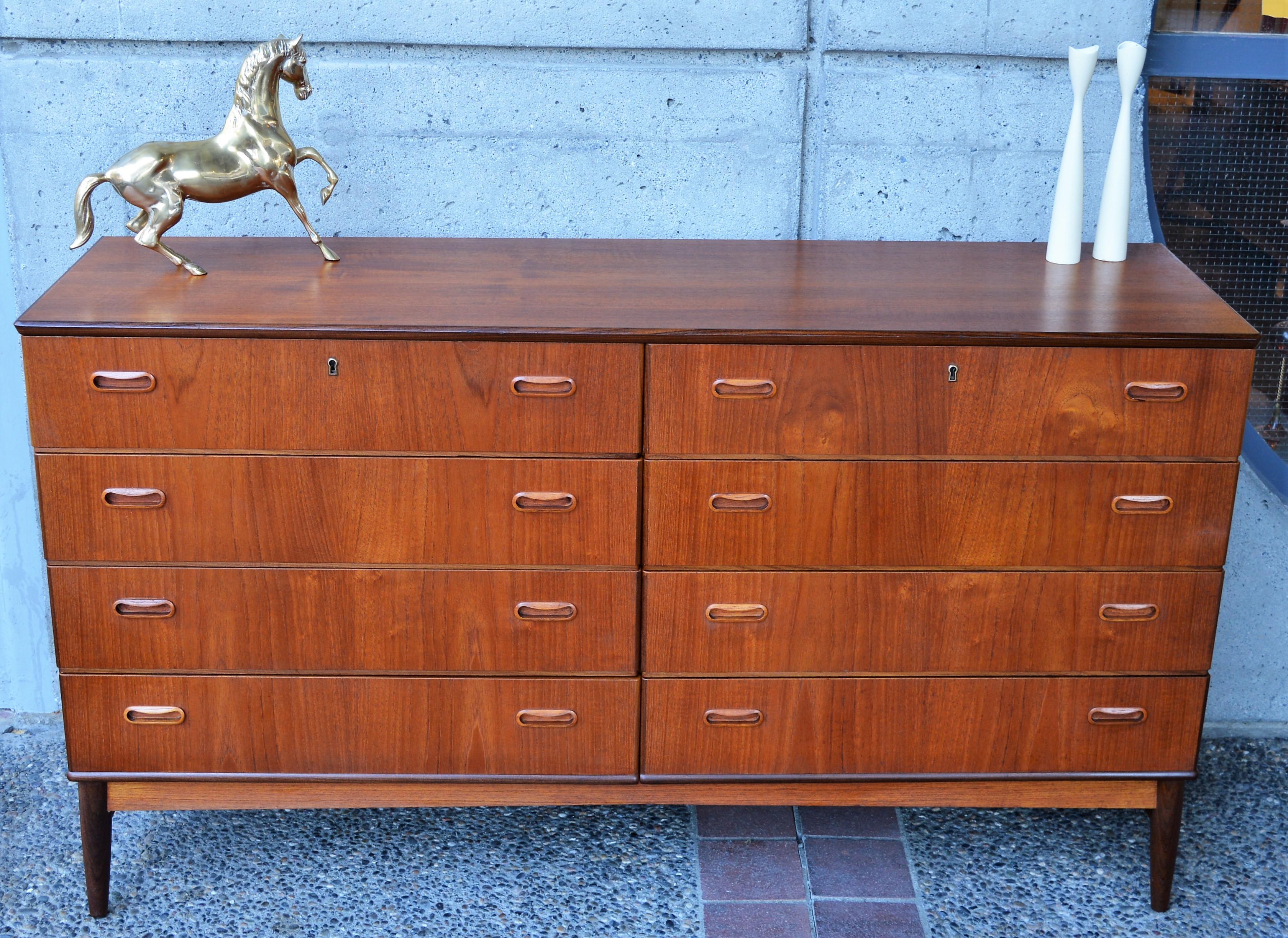 Danish Modern Teak Eight-Drawer Dresser, Continuous Grain, Two-Tone Detailing In Excellent Condition In New Westminster, British Columbia
