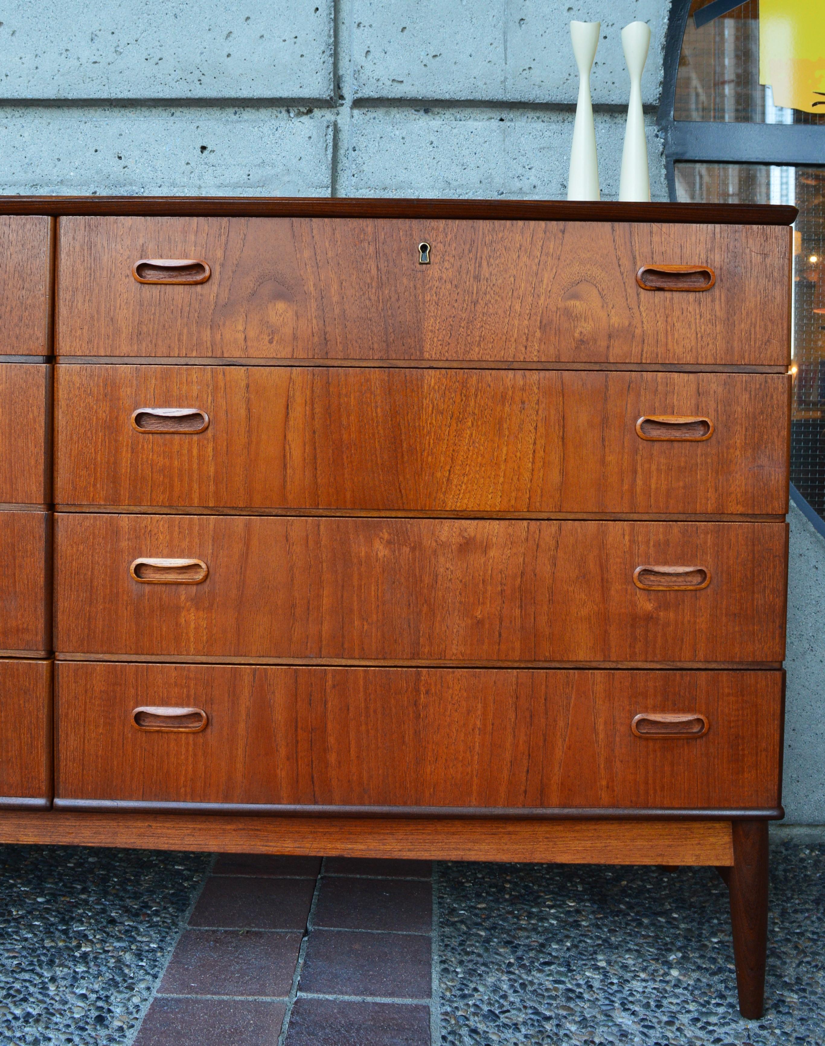 Mid-20th Century Danish Modern Teak Eight-Drawer Dresser, Continuous Grain, Two-Tone Detailing