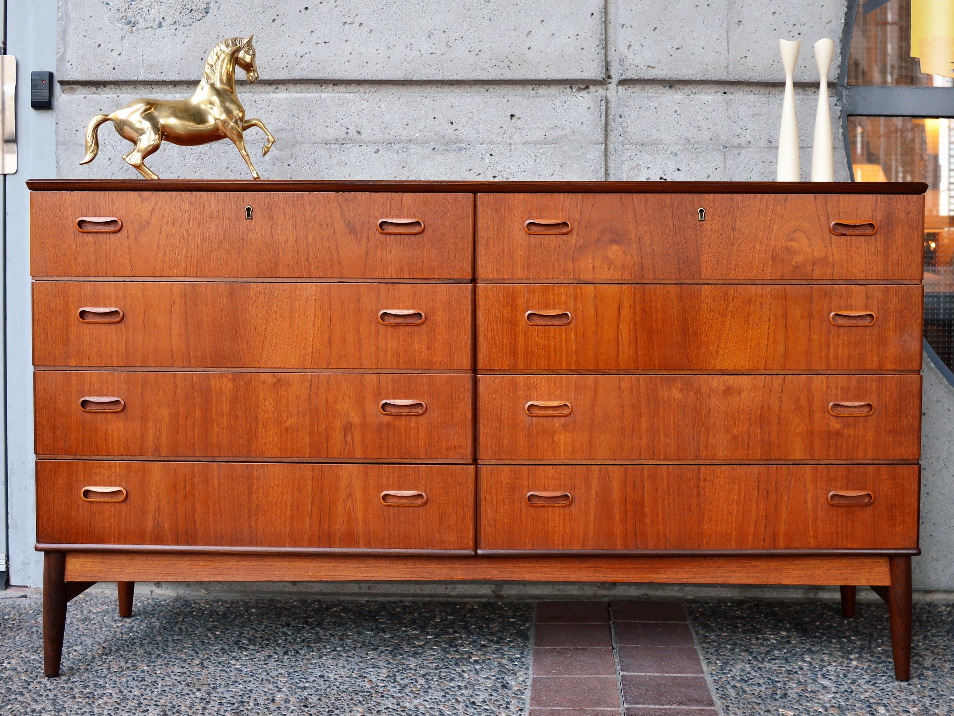 Danish Modern Teak Eight-Drawer Dresser, Continuous Grain, Two-Tone Detailing 2