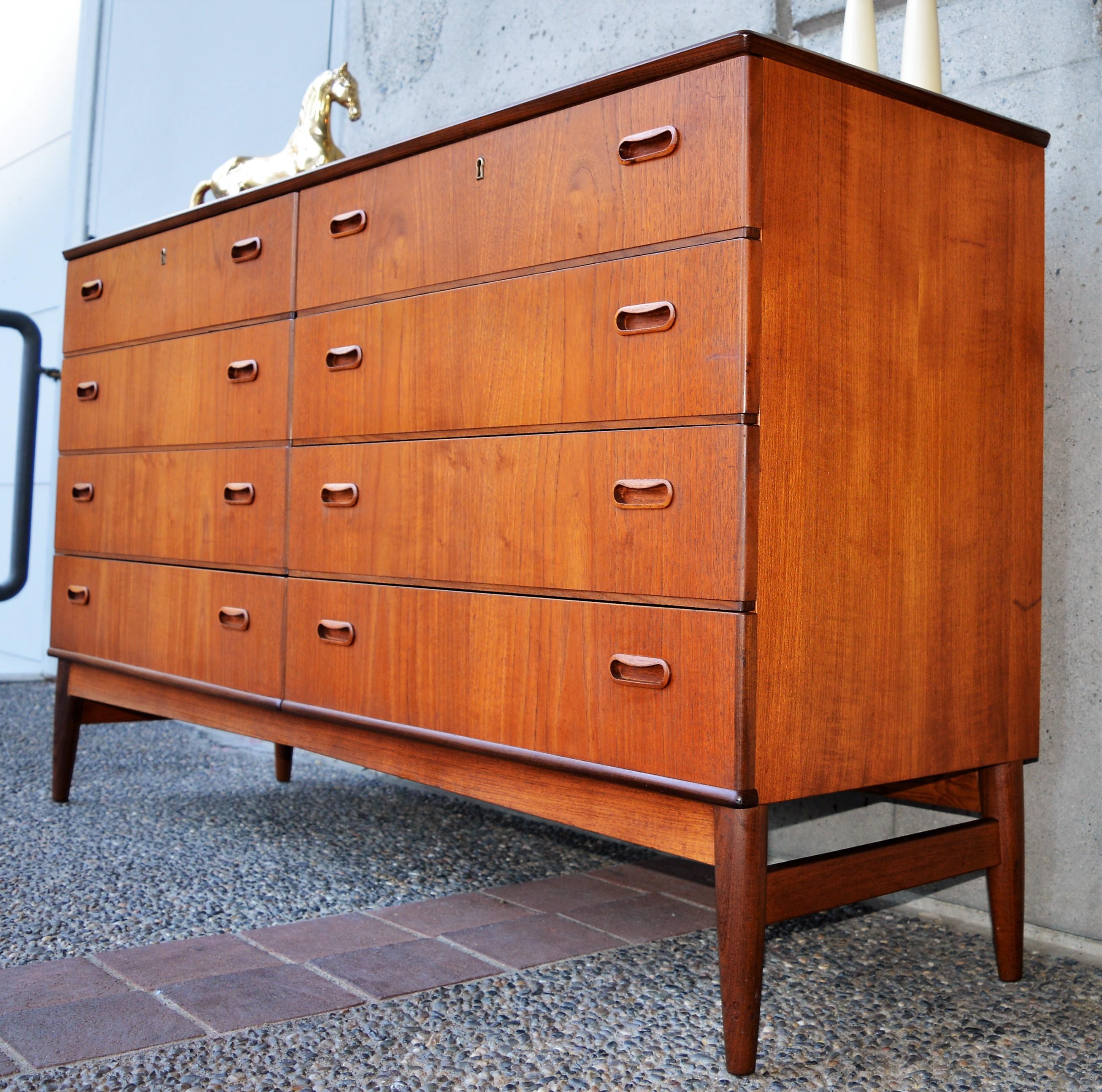 Danish Modern Teak Eight-Drawer Dresser, Continuous Grain, Two-Tone Detailing 3