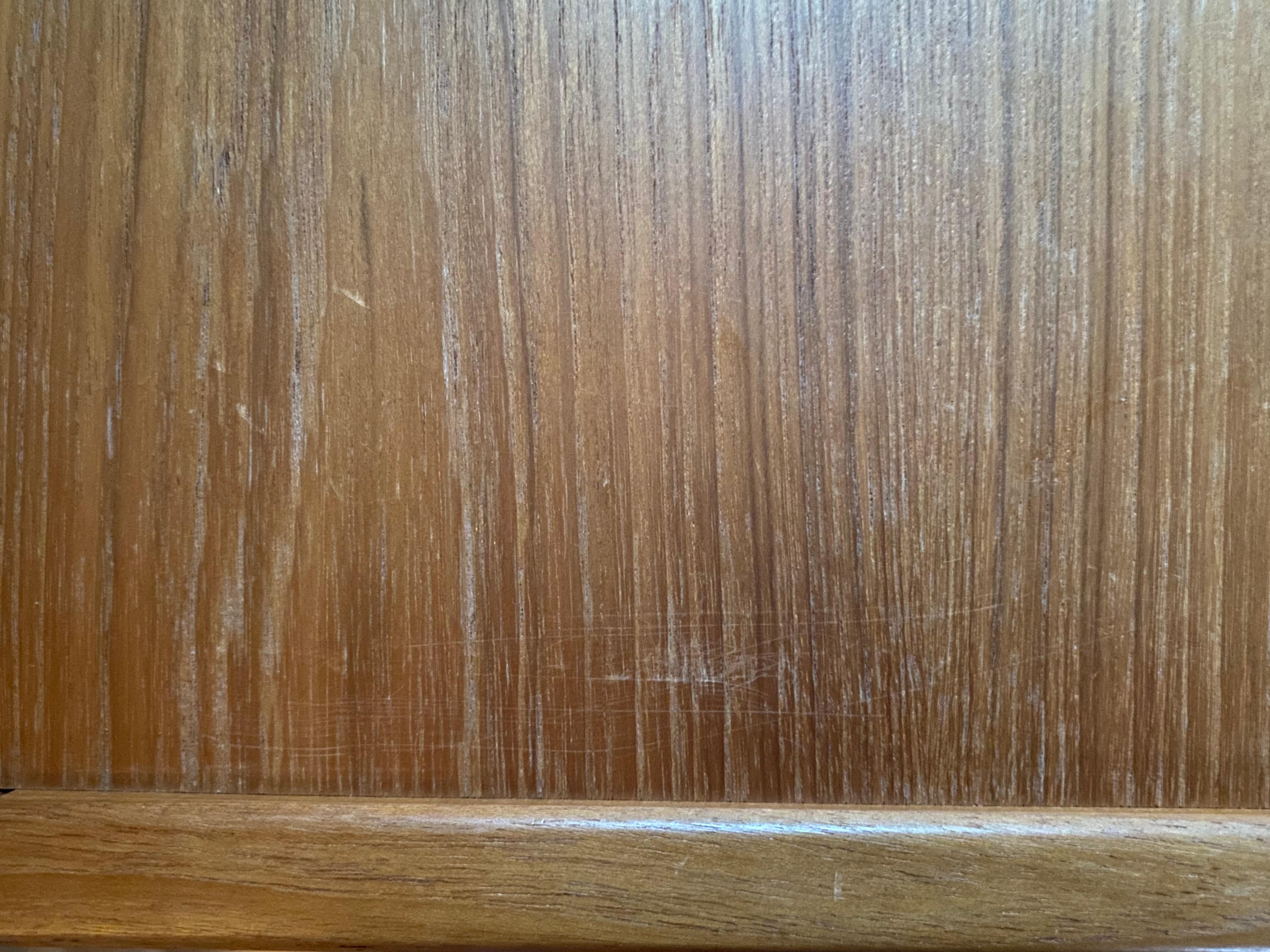 Tavolino moderno danese in teak di FBJ Mobler, forma a C in vendita 4