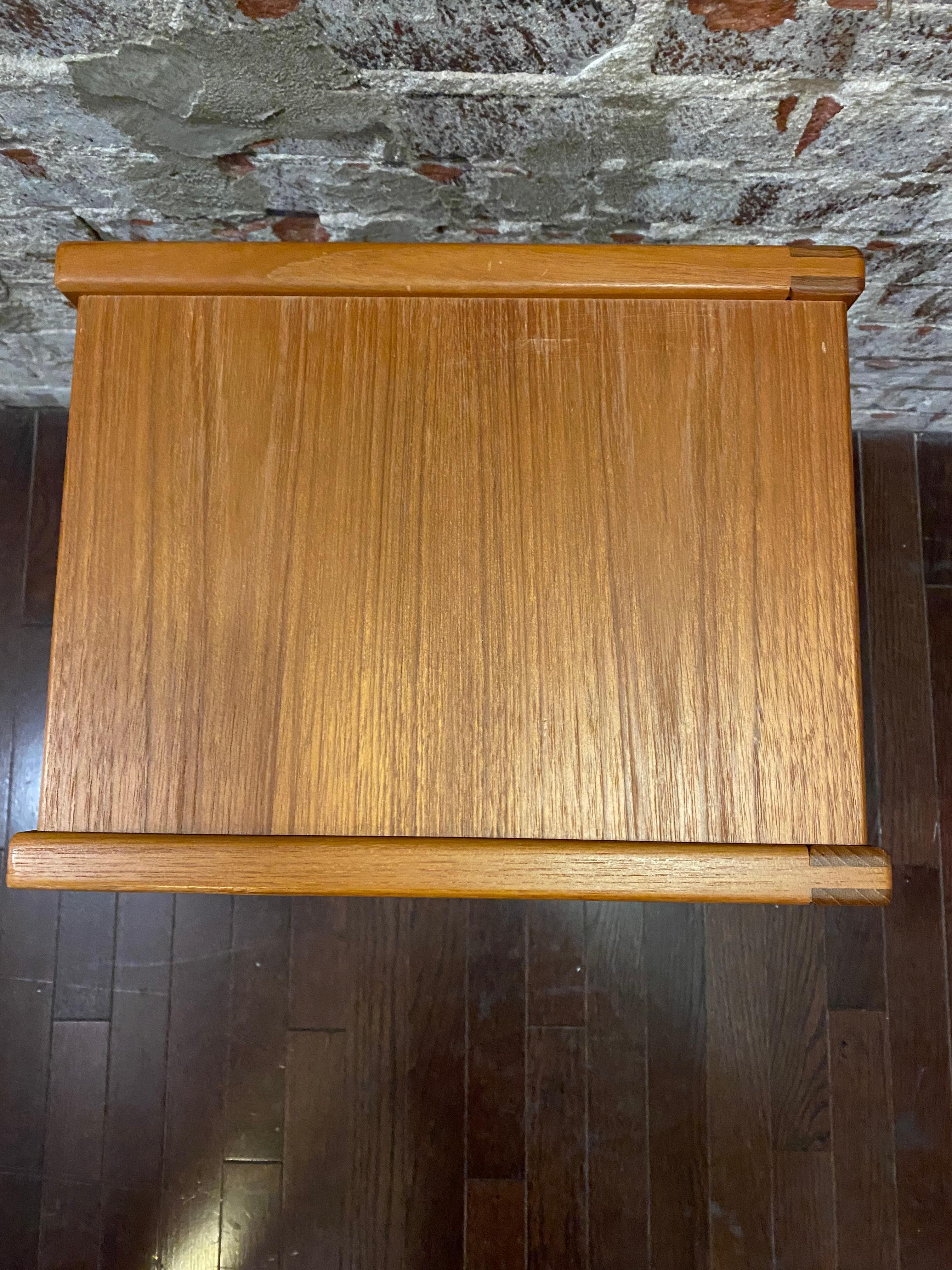Danish Modern Teak End Table by FBJ Mobler, C-Shape In Good Condition For Sale In Downingtown, PA