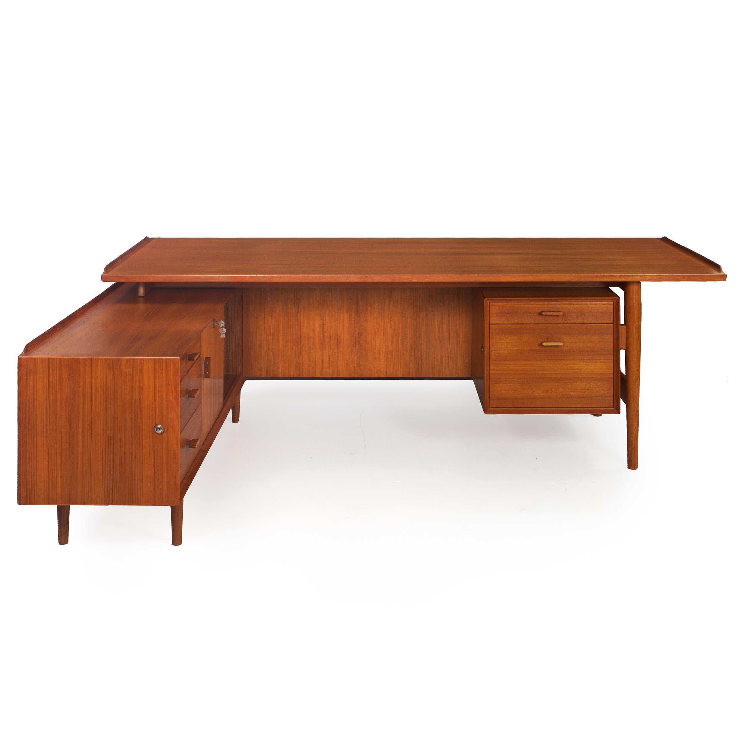 This exquisite executive desk from the 200 series designed by Arne Vodder for manufacture by Sibast Møbelfabrik in Denmark during the 1960s is very fine and a rather rare find in the United States. It features the distinctive 