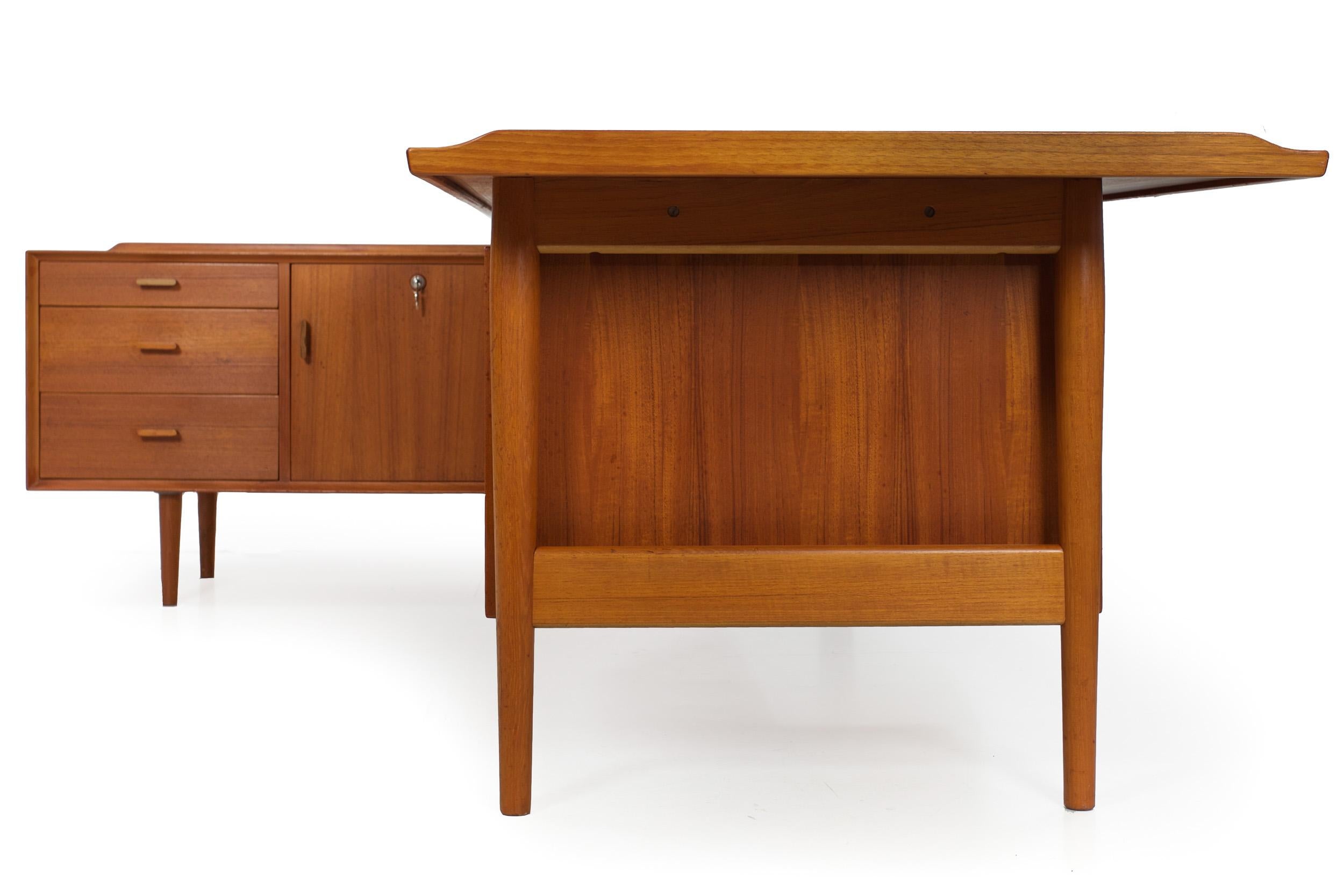 Danish Modern Teak Executive Desk with Credenza Return by Arne Vodder for Sibast In Good Condition In Shippensburg, PA