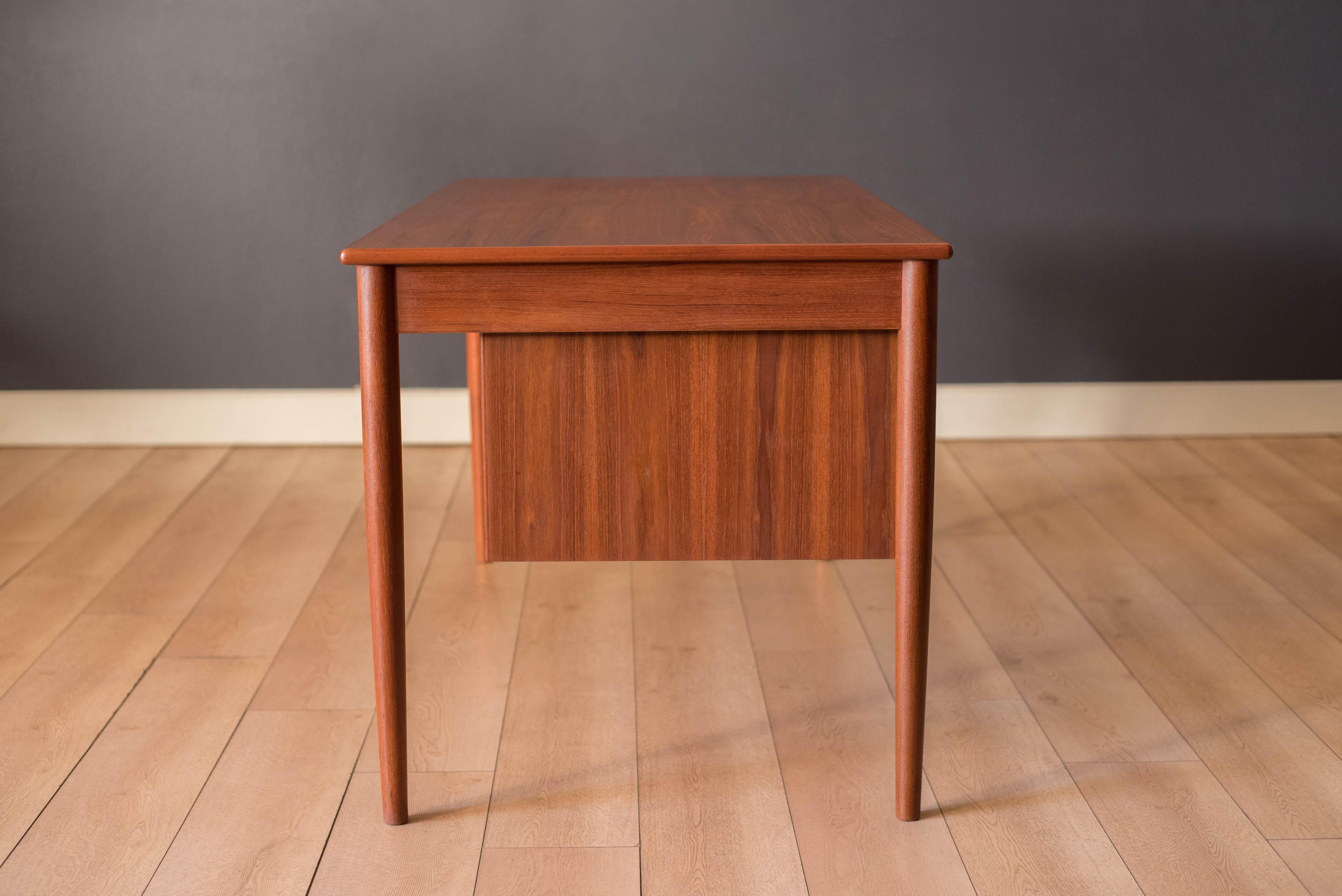 Danish Modern Teak Executive Writing Desk by Borge Mogensen for Soborg Mobler in vendita 4