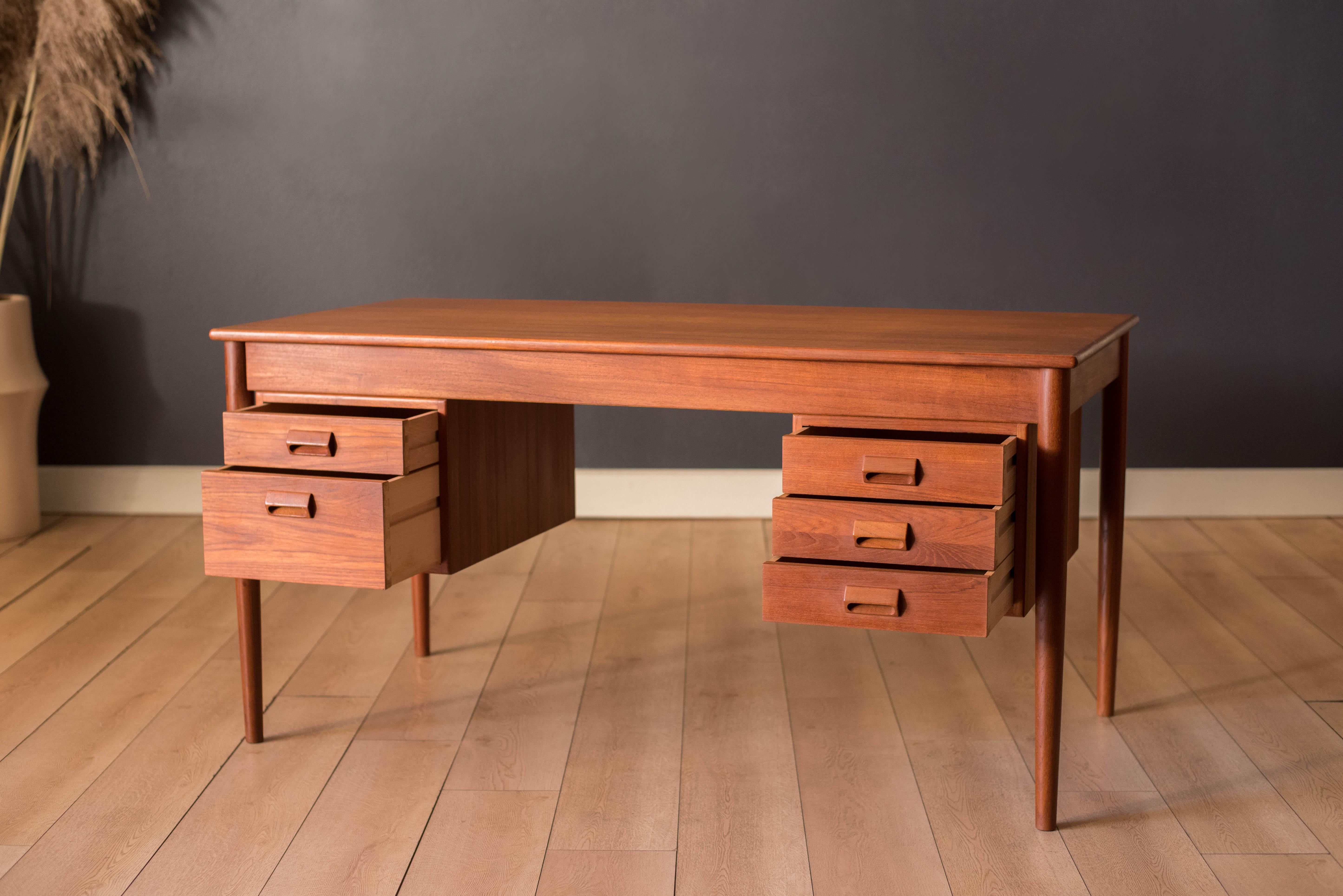 Scandinavo moderno Danish Modern Teak Executive Writing Desk by Borge Mogensen for Soborg Mobler in vendita