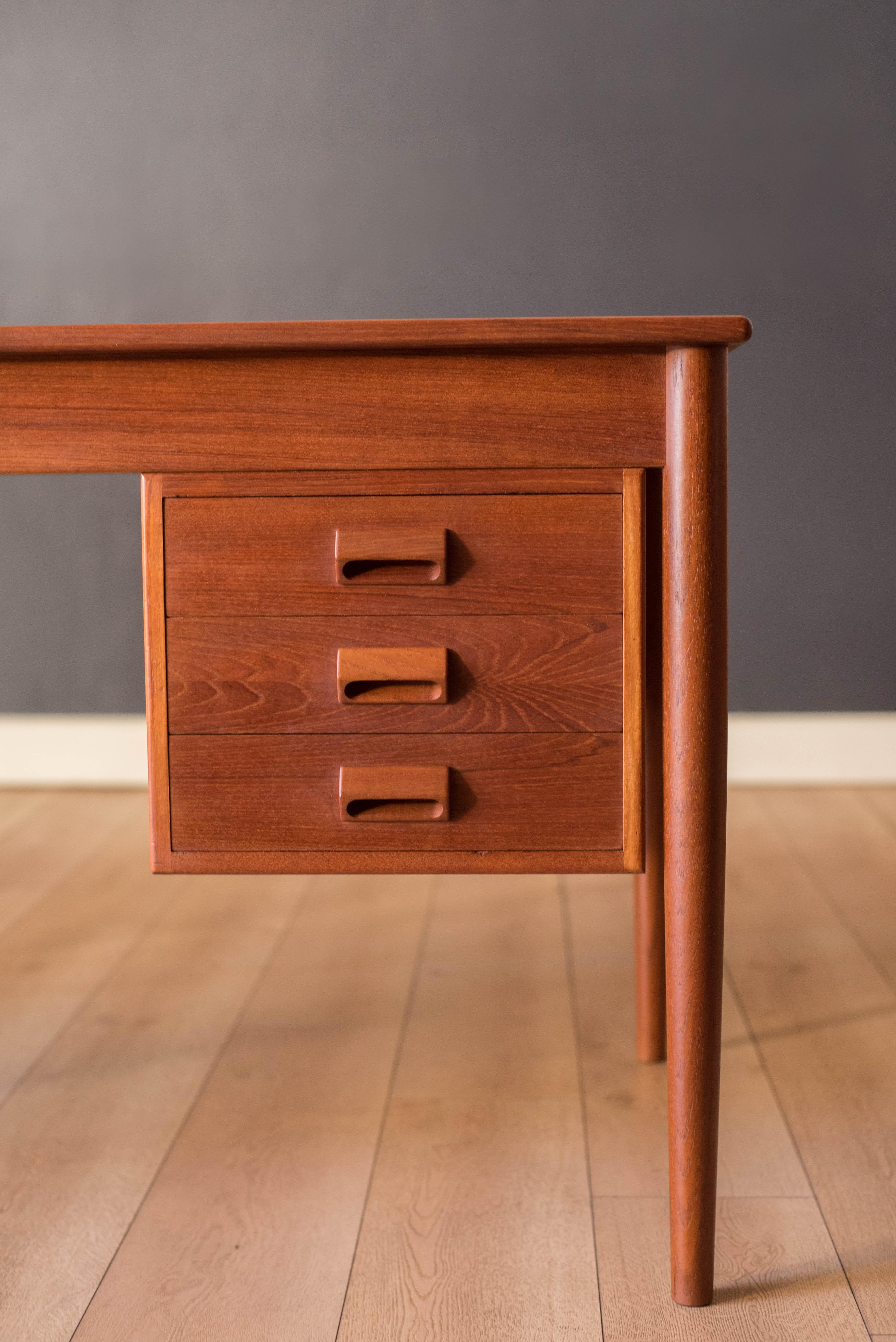 Danese Danish Modern Teak Executive Writing Desk by Borge Mogensen for Soborg Mobler in vendita