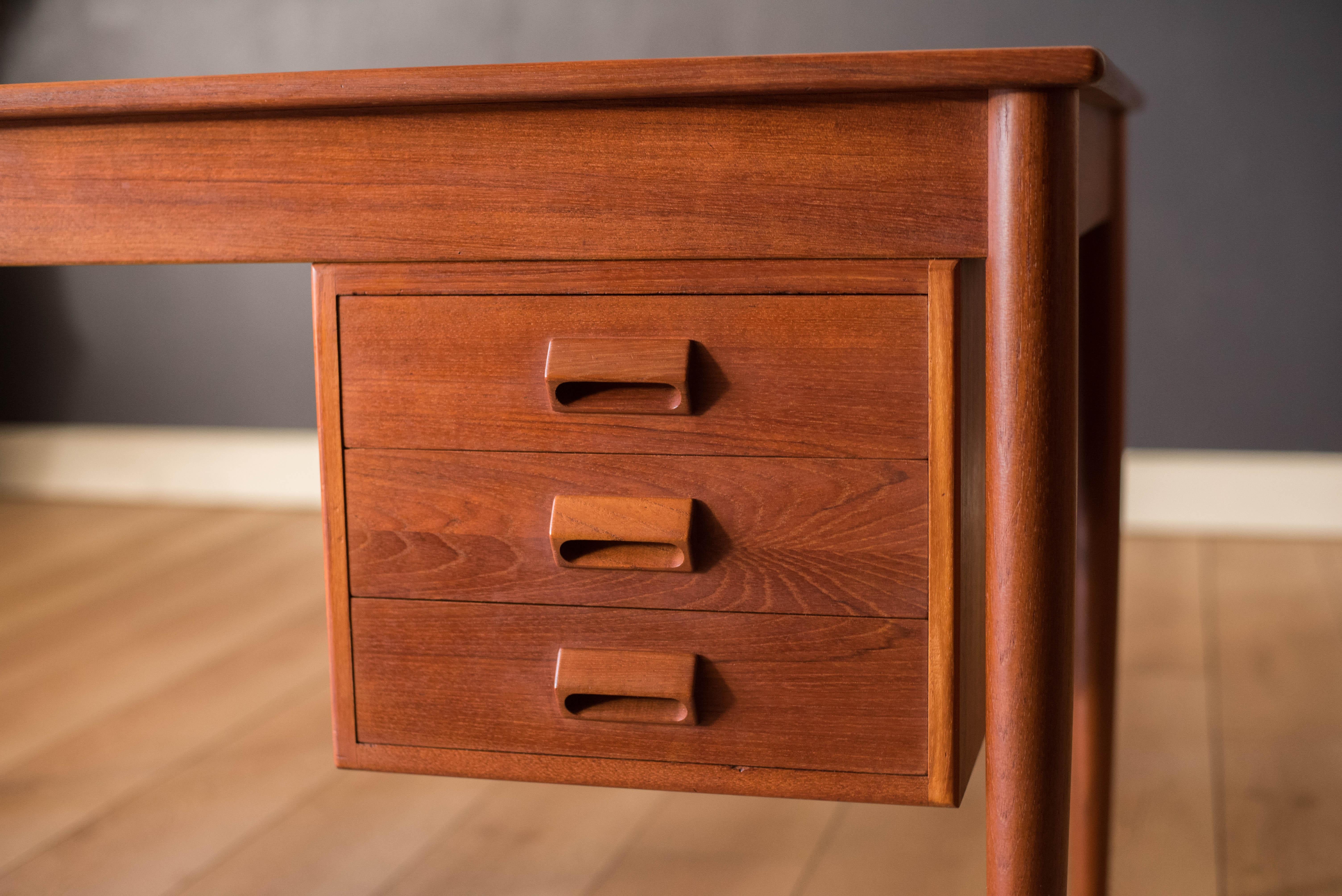 Danish Modern Teak Executive Writing Desk by Borge Mogensen for Soborg Mobler In condizioni buone in vendita a San Jose, CA