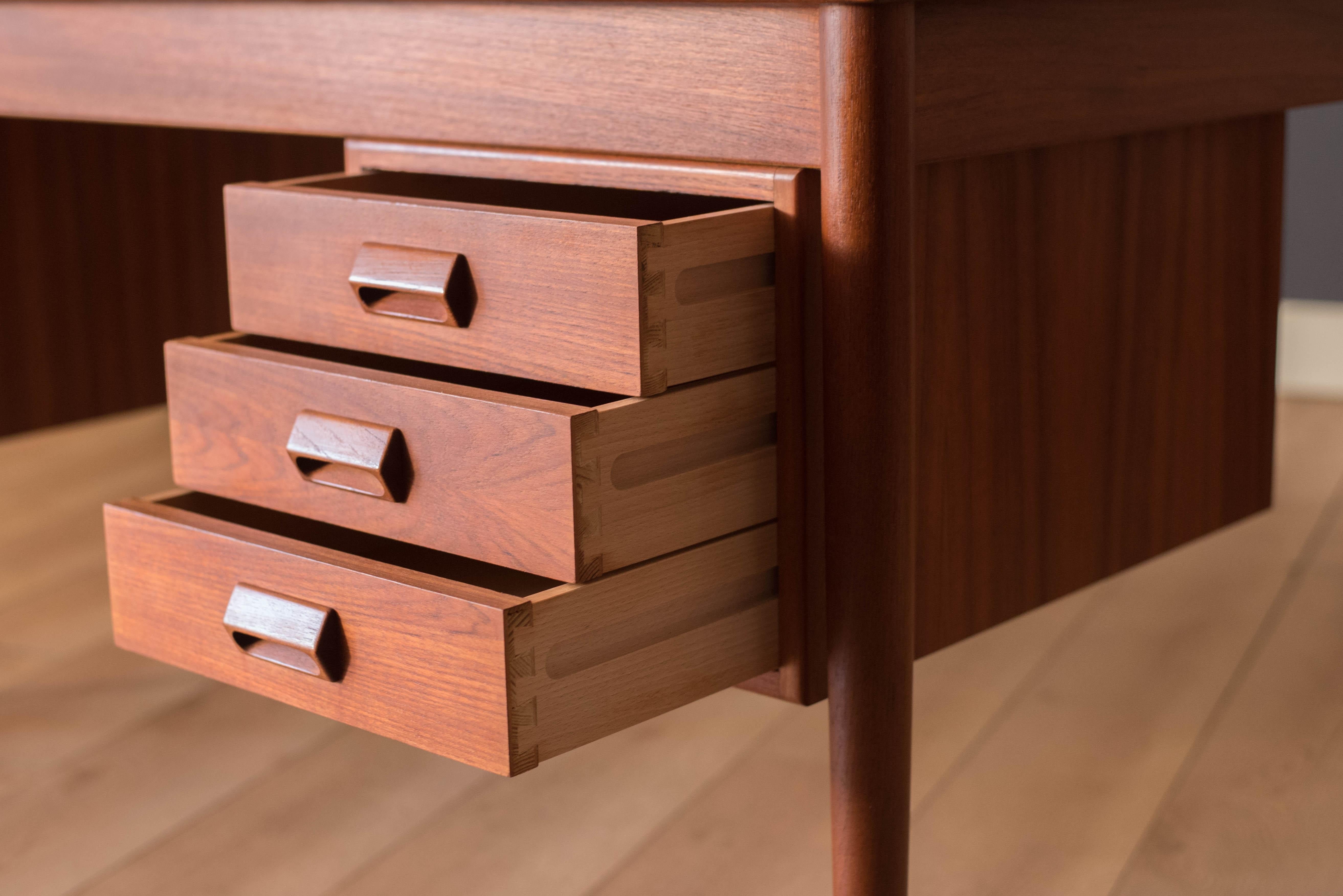 Metà XX secolo Danish Modern Teak Executive Writing Desk by Borge Mogensen for Soborg Mobler in vendita