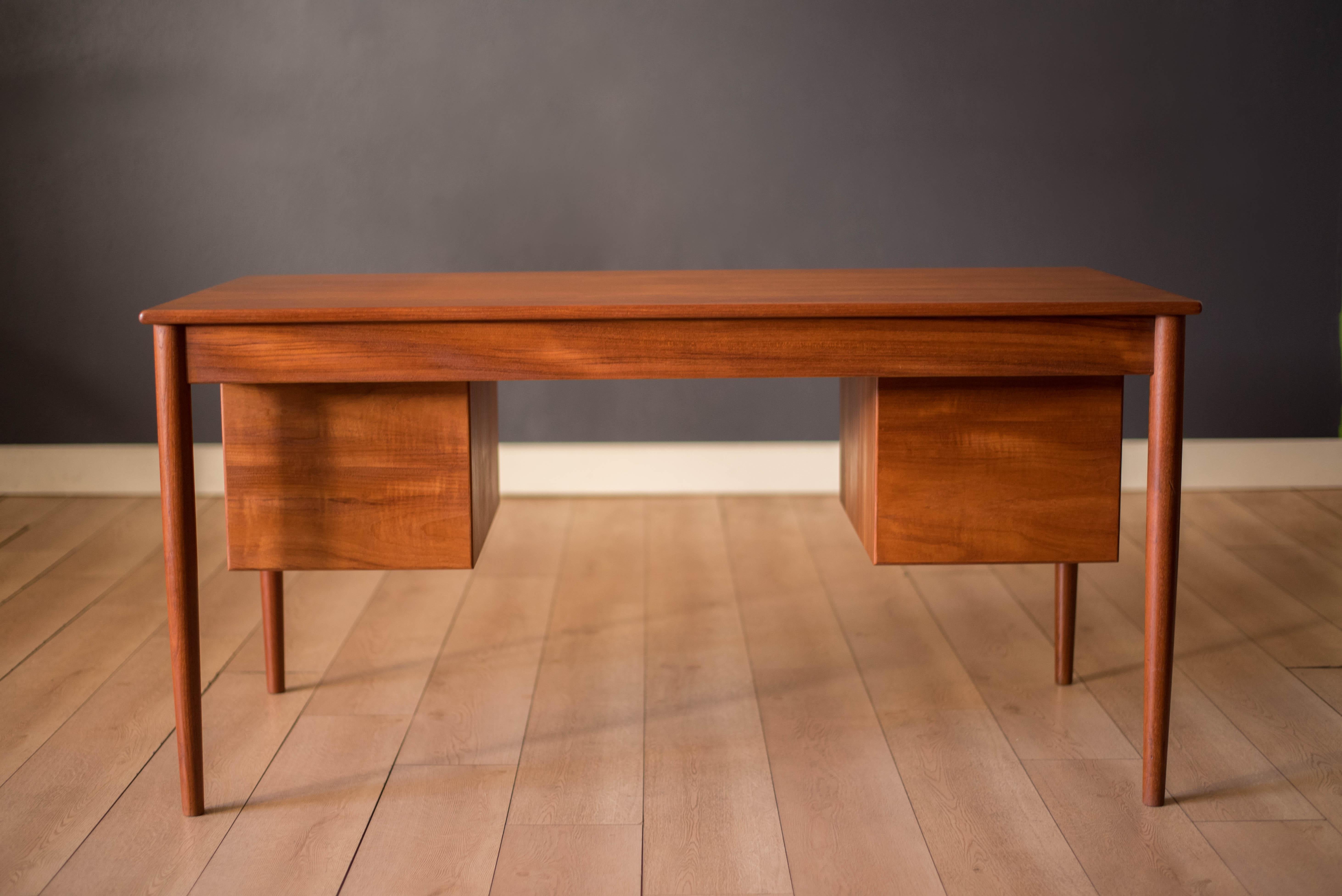 Danish Modern Teak Executive Writing Desk by Borge Mogensen for Soborg Mobler in vendita 1