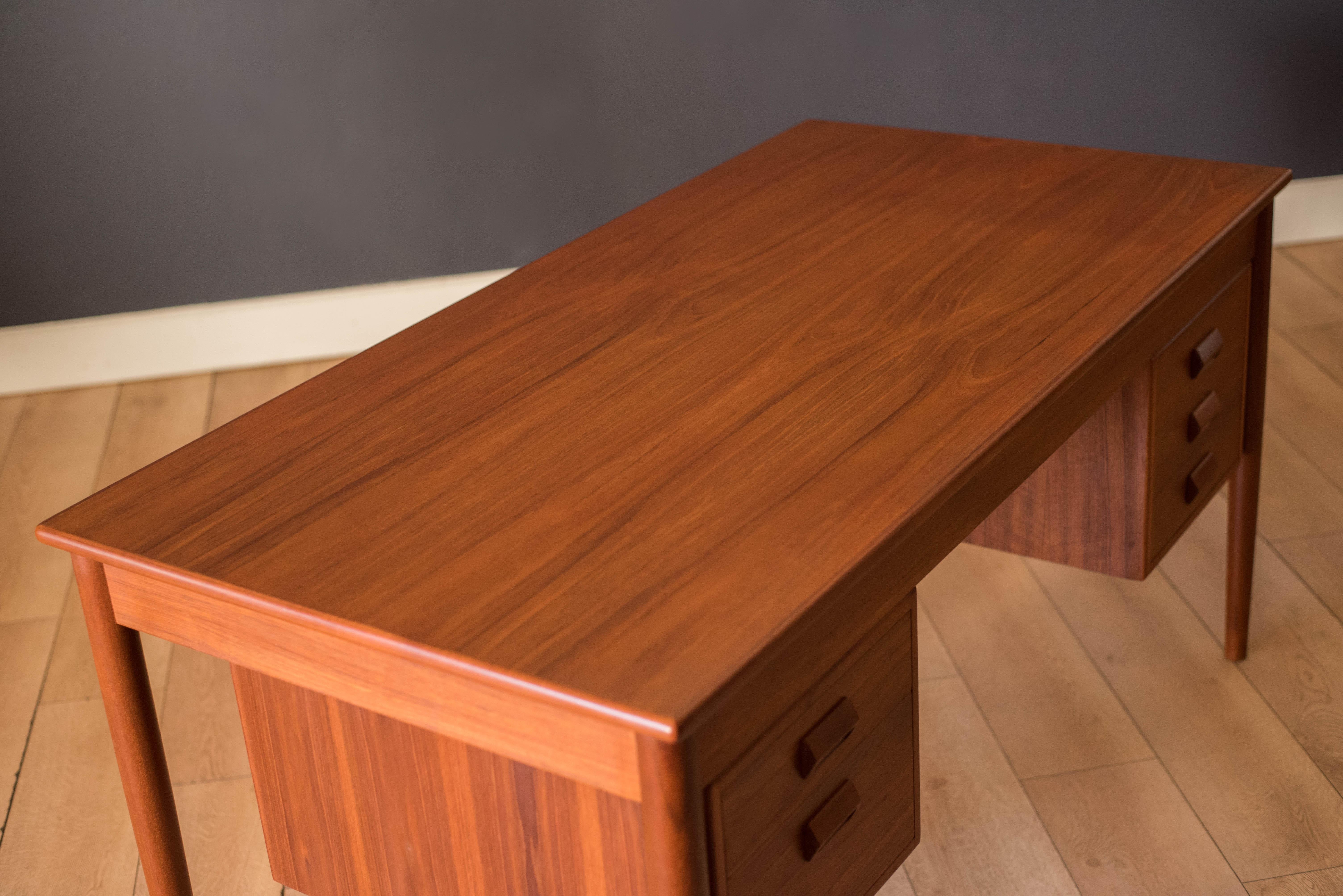 Danish Modern Teak Executive Writing Desk by Borge Mogensen for Soborg Mobler in vendita 2