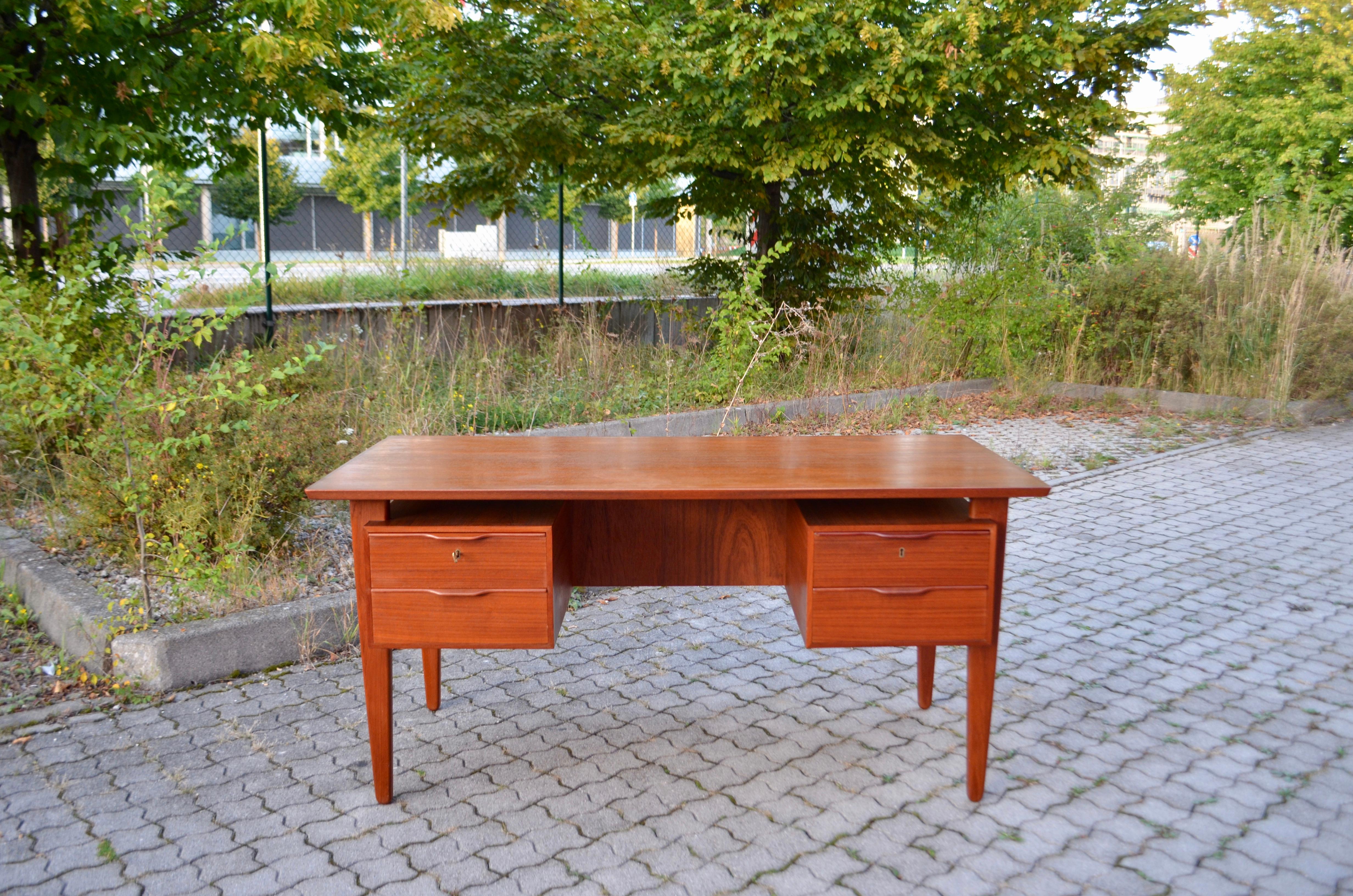 Rare Danish Modern desk by Henning Jorgensen for Fredericia Mobelfabrik, 1960.Not confuse with Fredericia Stolefabrik.
It is in oiled teak.
Sculptural design.
Minimal thin handles on the drawers.
2 Drawers on the each side with brass keys.
A
